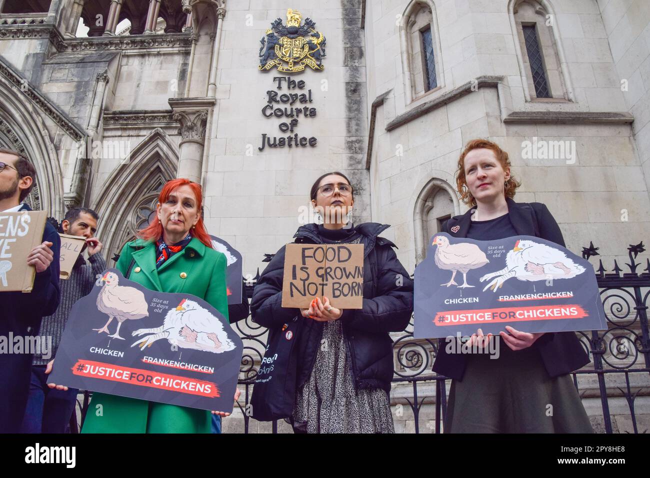 Londra, Inghilterra, Regno Unito. 3rd maggio, 2023. I manifestanti si sono riuniti al di fuori delle Corti reali di giustizia come beneficenza animale la Humane League UK intraprende un'azione legale contro il governo contro i "Frankenchickens”, polli che sono allevati a tassi anormali fino a dimensioni anormali, il che secondo gli attivisti provoca grandi sofferenze e viola il benessere degli animali d'allevamento. (Credit Image: © Vuk Valcic/ZUMA Press Wire) SOLO PER USO EDITORIALE! Non per USO commerciale! Credit: ZUMA Press, Inc./Alamy Live News Foto Stock