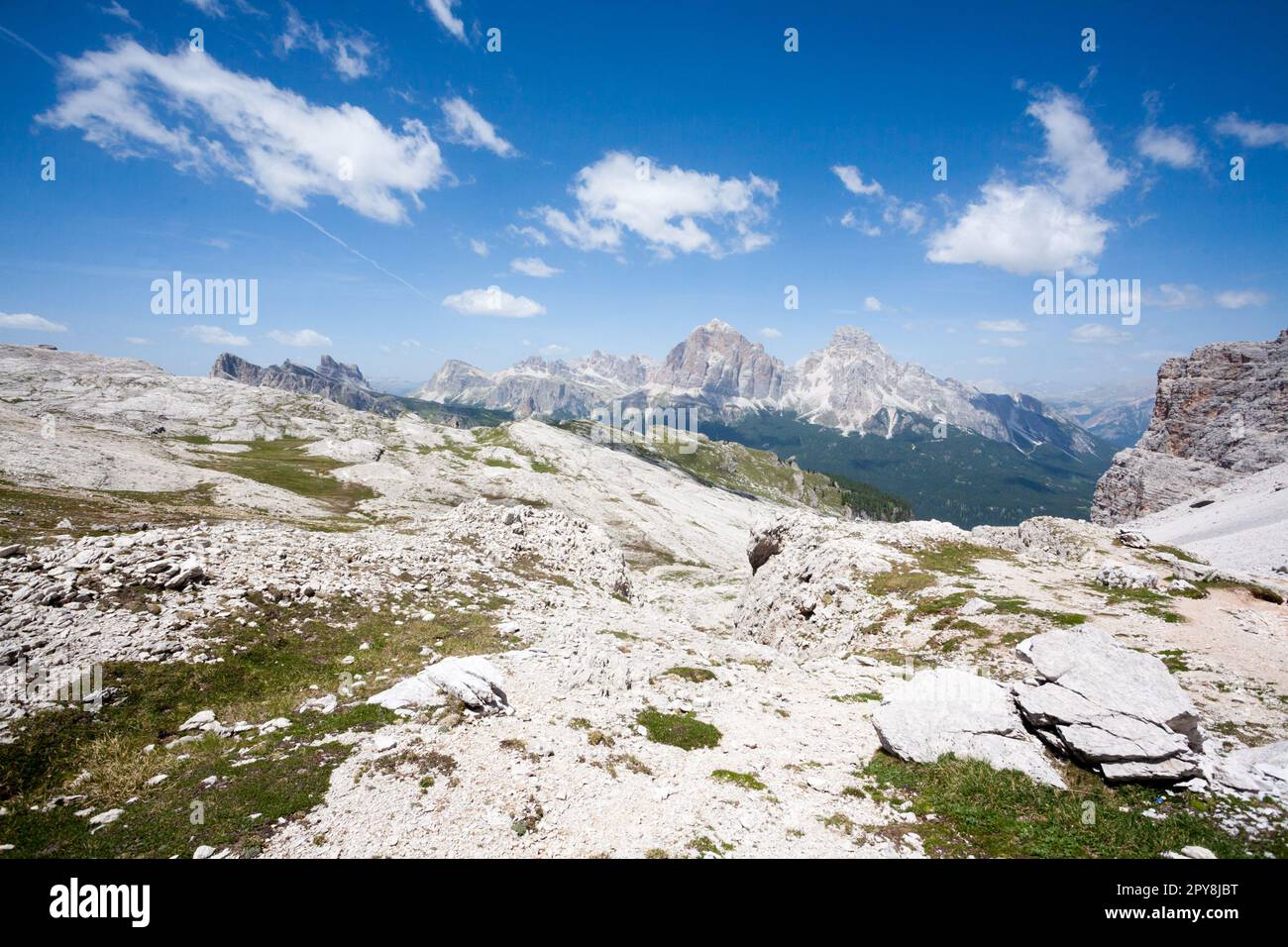 Paesaggio delle Dolomiti. Panorama estivo sulle montagne Foto Stock