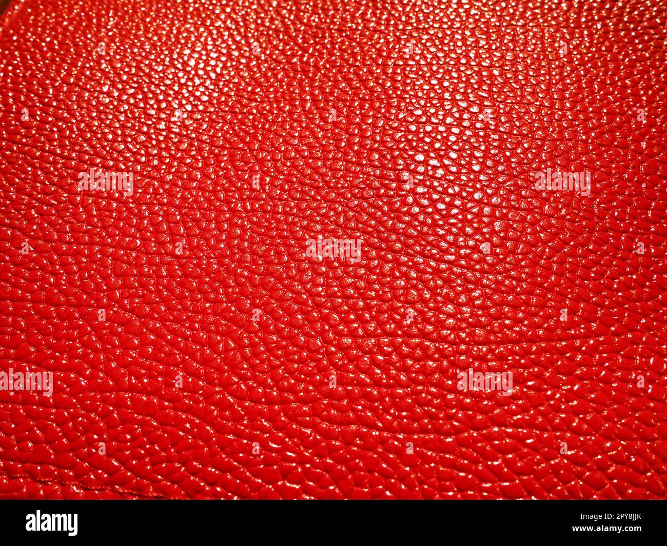 Pelle rossa. Materiale per accessori moda, per cucire prodotti in pelle e pelle scamosciata, tappezzeria per mobili. Pelle naturale. Magenta o fucsia Foto Stock