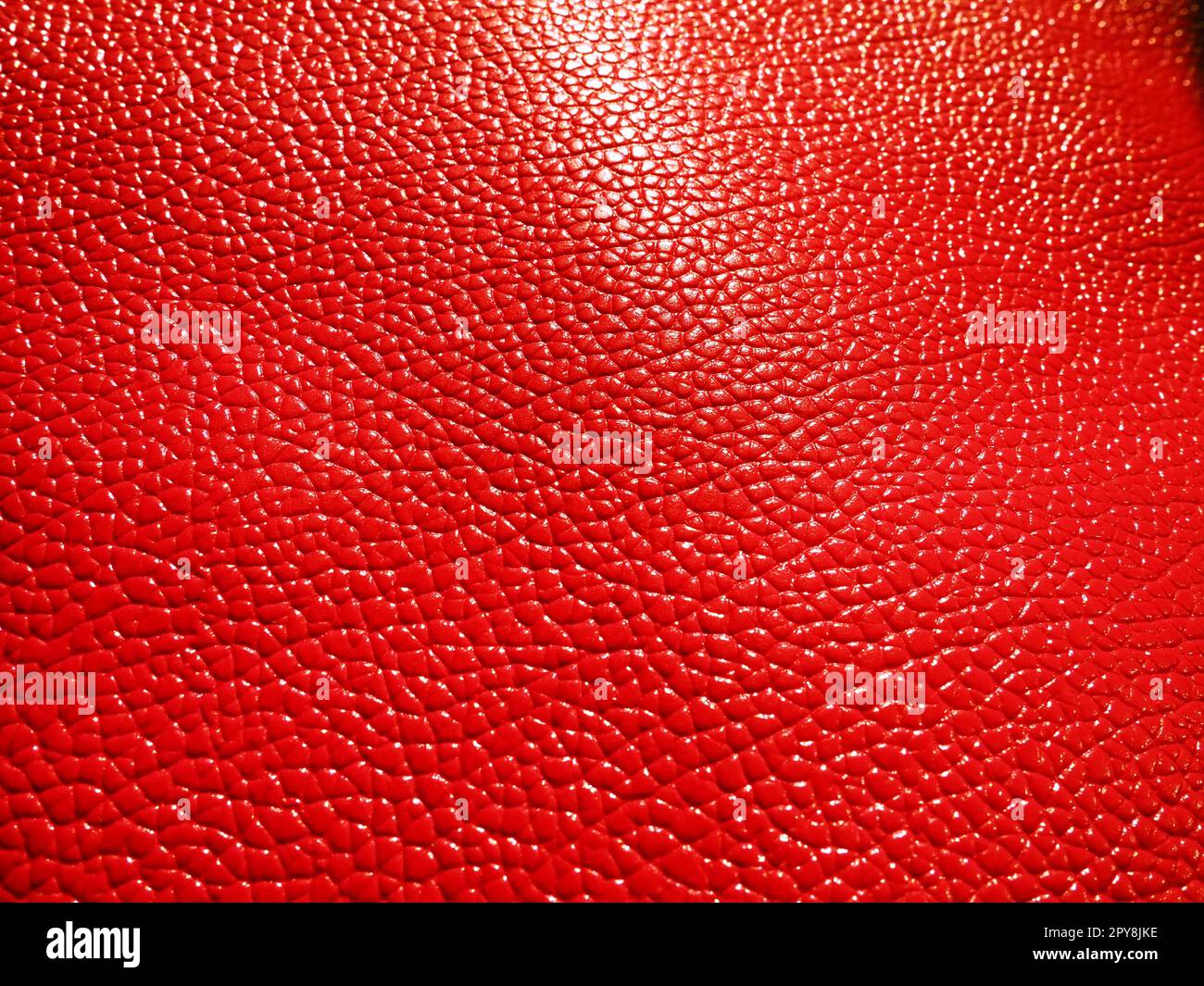 Pelle rossa. Materiale per accessori moda, per cucire prodotti in pelle e pelle scamosciata, tappezzeria per mobili. Pelle naturale. Magenta o fucsia Foto Stock