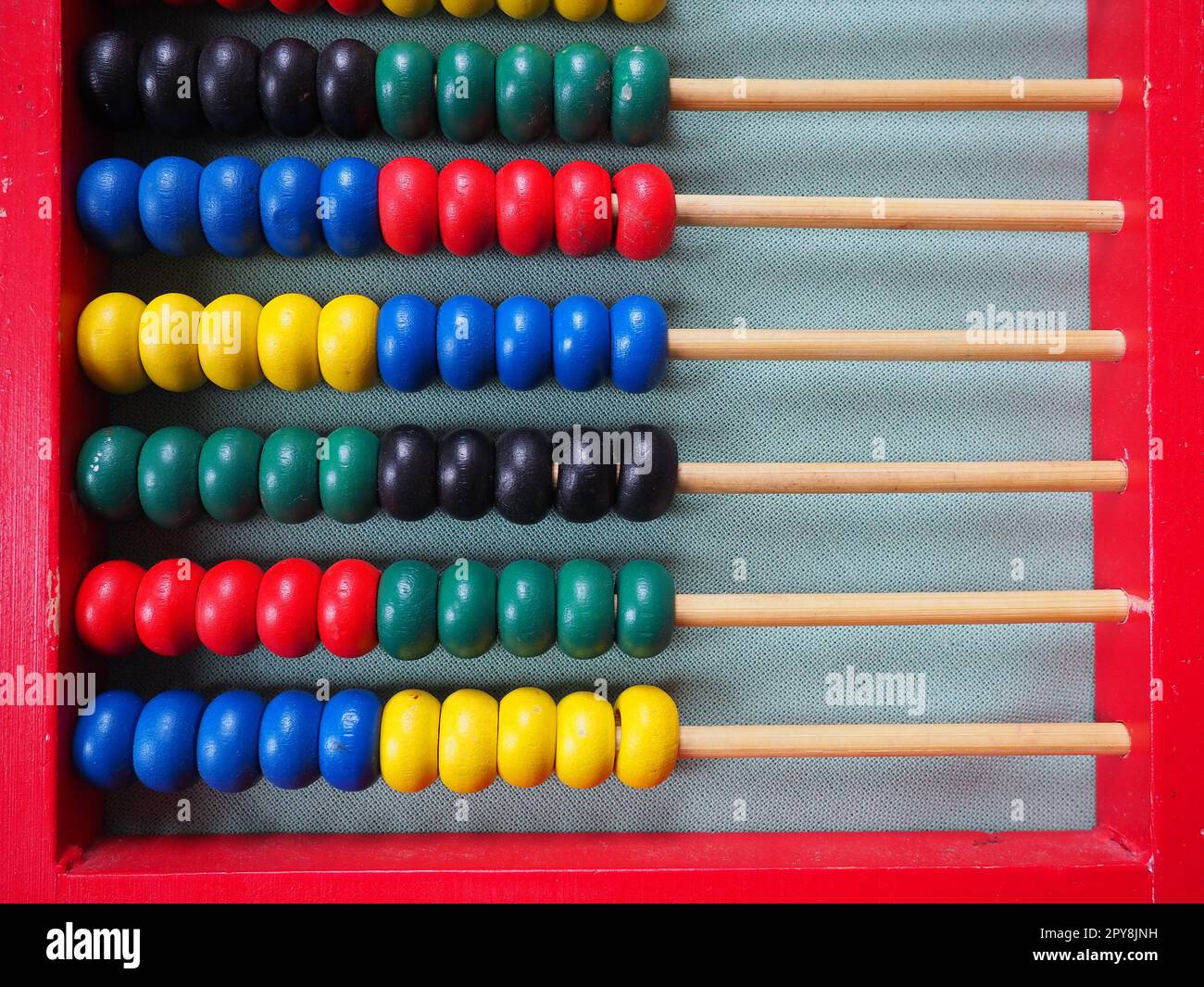 Concetto educativo - abaco con molte perle colorate. Dettagli rossi, blu, verdi, neri e gialli sull'abaco. Esercizi matematici. Programma scolastico Foto Stock