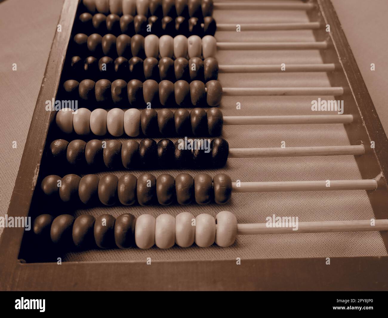 Concetto educativo - abaco con molte perle colorate. Dettagli rossi, blu, verdi, neri e gialli sull'abaco. Esercizi matematici. Programma scolastico Foto Stock