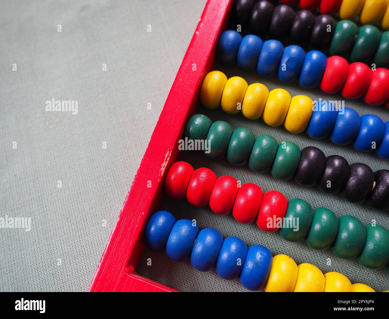 Concetto educativo - abaco con molte perle colorate. Dettagli rossi, blu, verdi, neri e gialli sull'abaco. Esercizi matematici. Programma scolastico Foto Stock