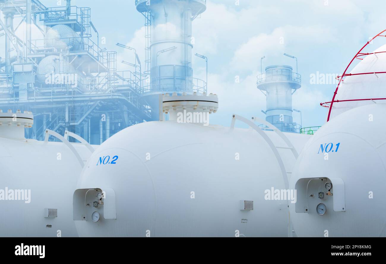 Centrale elettrica a idrogeno. Serbatoio di stoccaggio del combustibile H2 con sfondo centrale elettrica. Energia sostenibile. Zero emissioni nette entro il 2050. Energia pulita. Serbatoio di stoccaggio di gas industriale. H2 genera elettricità e calore. Foto Stock