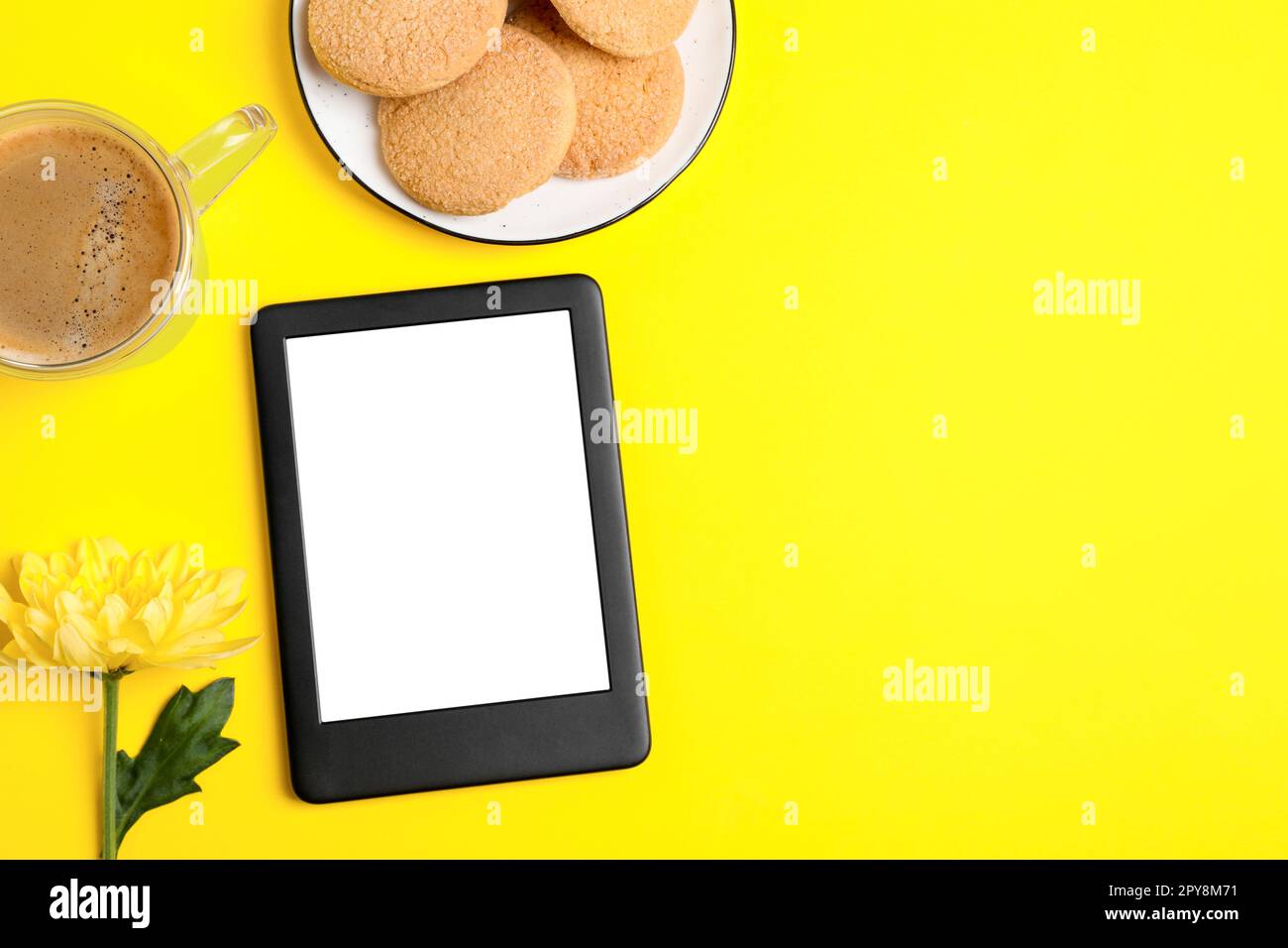 Composizione piatta con moderno lettore di e-book su sfondo giallo. Spazio per il testo Foto Stock