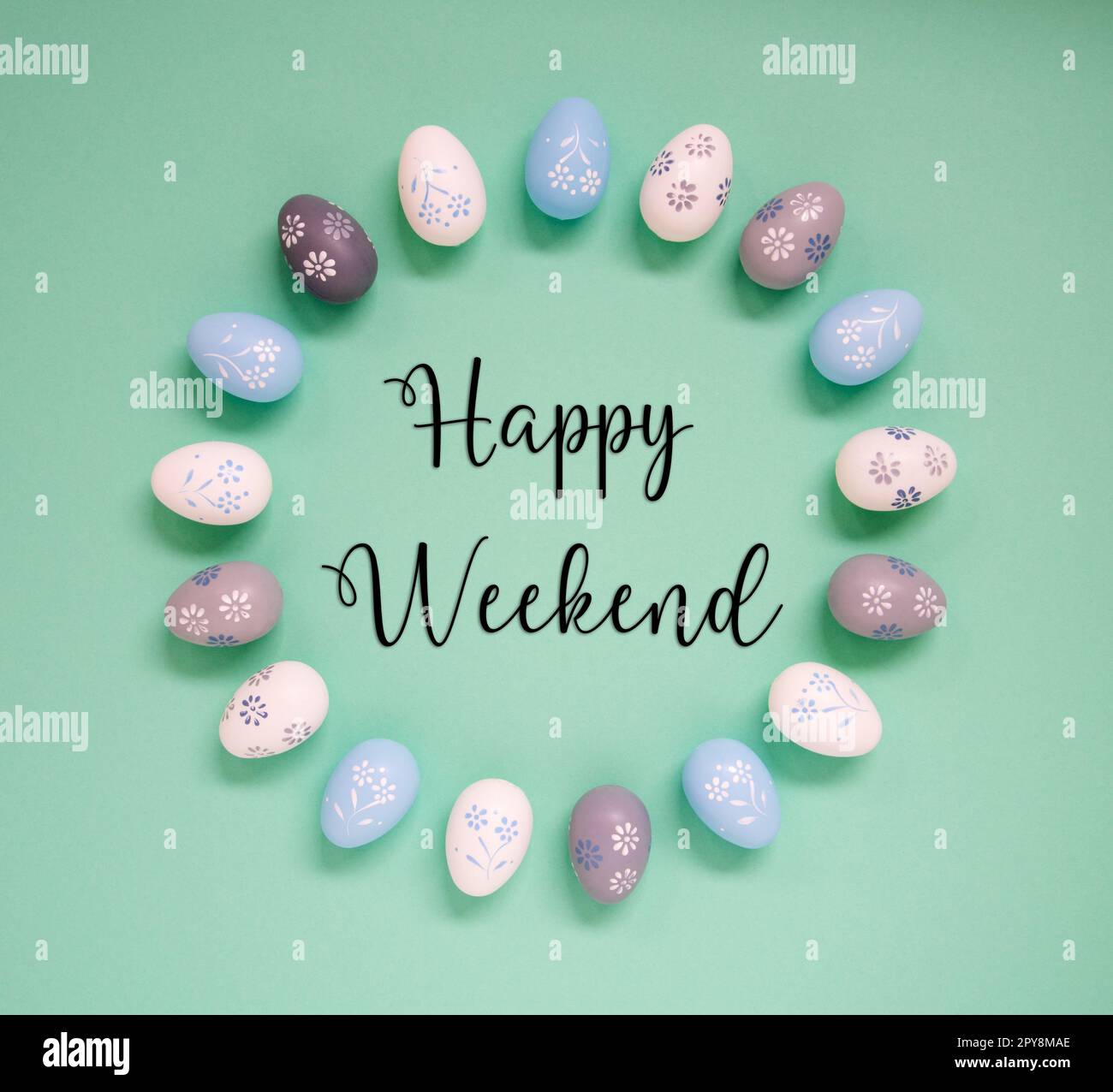 Decorazione dell'uovo di Pasqua, piatto, testo inglese Happy Weekend Foto Stock