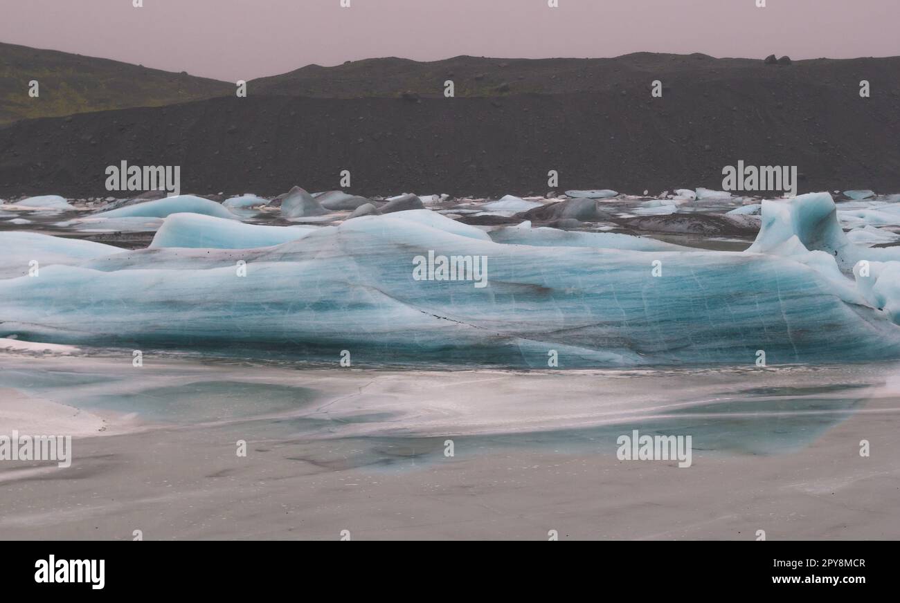 Foto delle onde congelate sul paesaggio del lago settentrionale Foto Stock