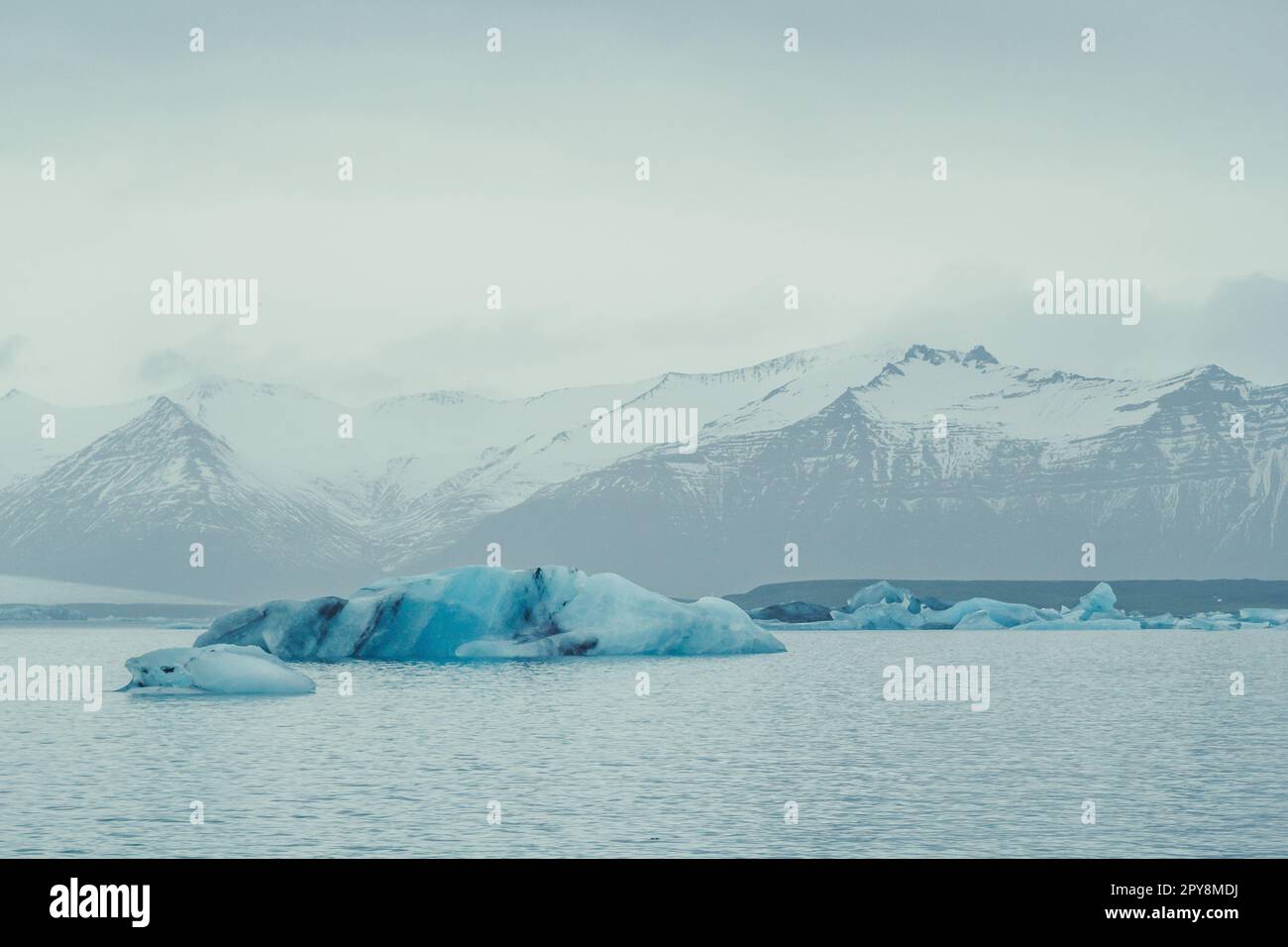 Iceberg blu galleggianti vicino alla costa paesaggio foto Foto Stock