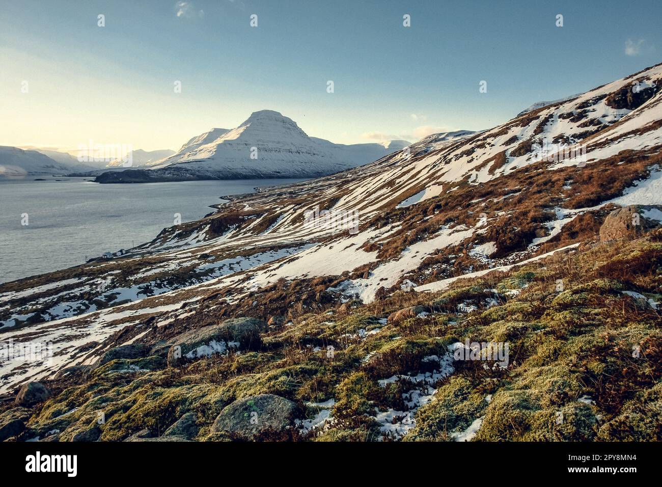 Snowy Highland vicino al mare settentrionale paesaggio foto Foto Stock