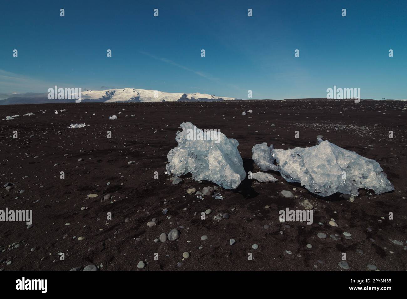Primo piano pezzi di ghiaccio sulla foto del concetto di terra nera Foto Stock