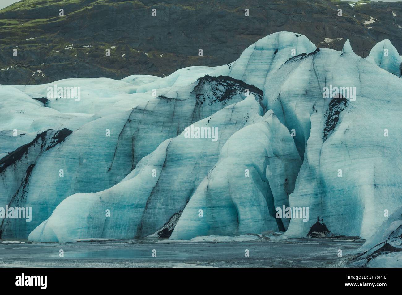 Foto del ghiacciaio sulla costa ghiacciata dell'oceano Foto Stock