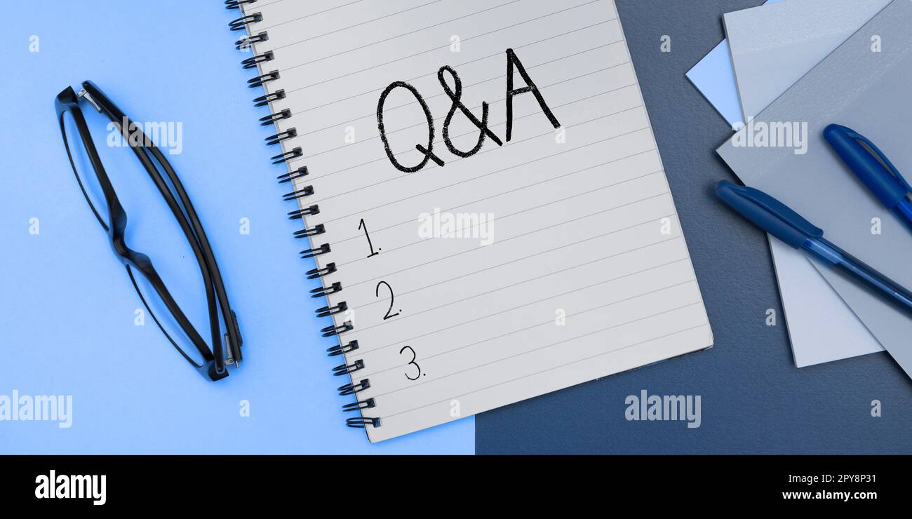 Didascalia di testo che presenta Q A. concetto aziendale definito come domande e risposte Foto Stock