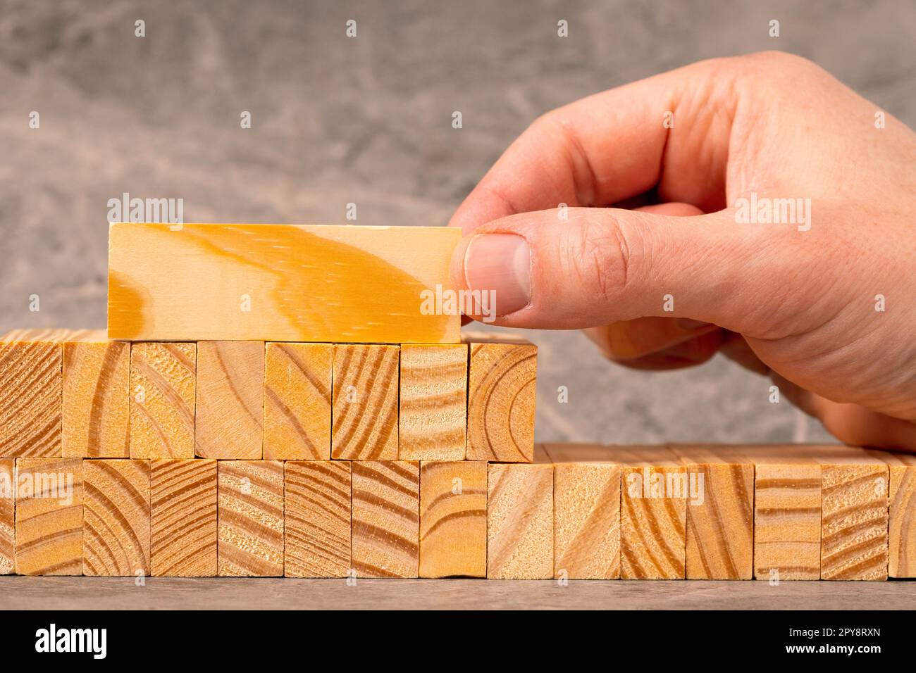 Impilaggio manuale di blocchi di legno Foto Stock