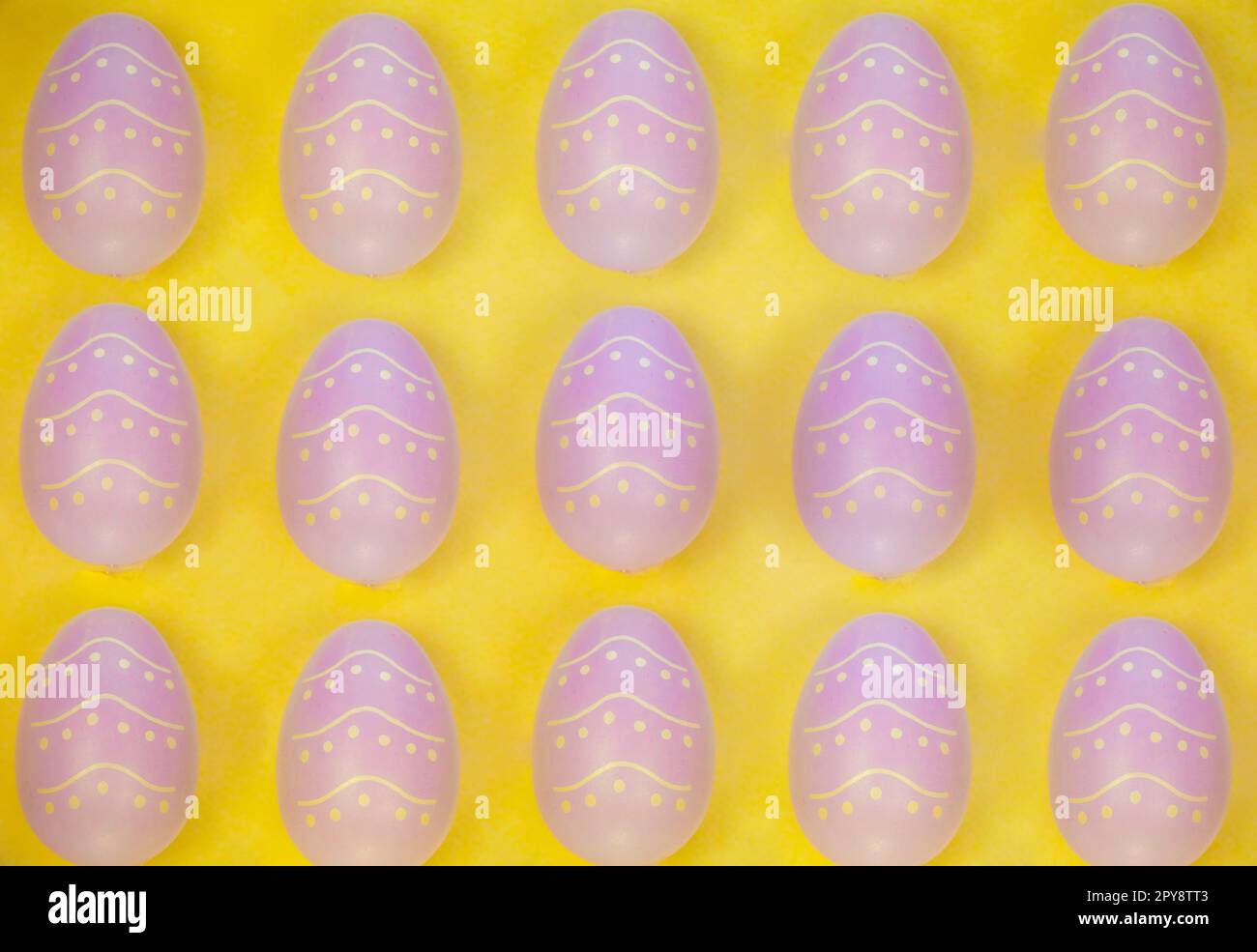 Striscione pasquale con uovo di Pasqua colorato di fila. Bordo su sfondo giallo. Vista superiore con spazio di copia. Cornice con uova decorate a Pasqua. Buona Pasqua. Vista dall'alto, Flat lay. Foto Stock