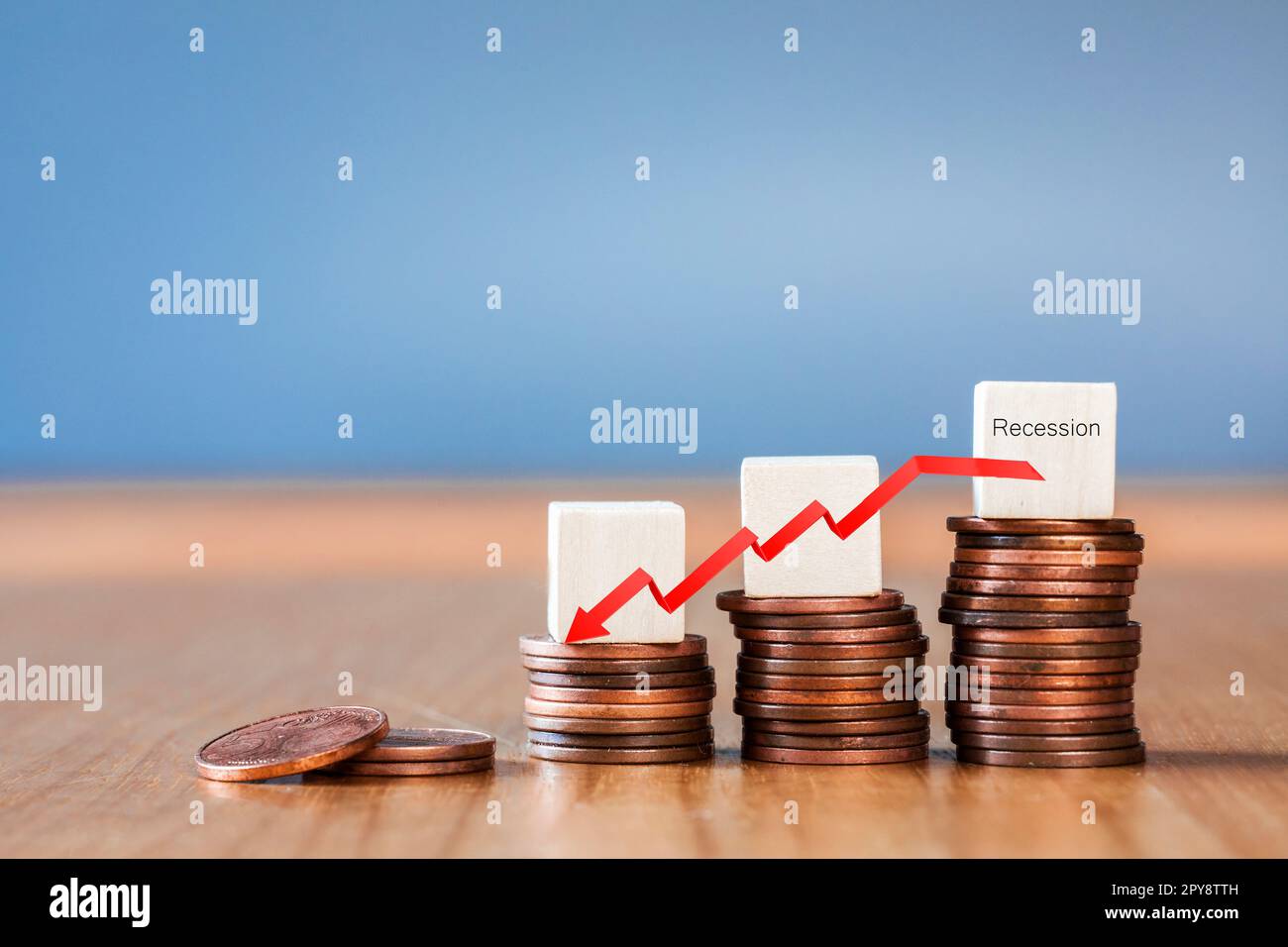 Inflazione. La recessione dell'economia e dell'euro. Il concetto di collasso economico e il crollo della borsa valori nella zona euro. Pile di monete e una freccia del grafico rivolta verso il basso. Foto Stock