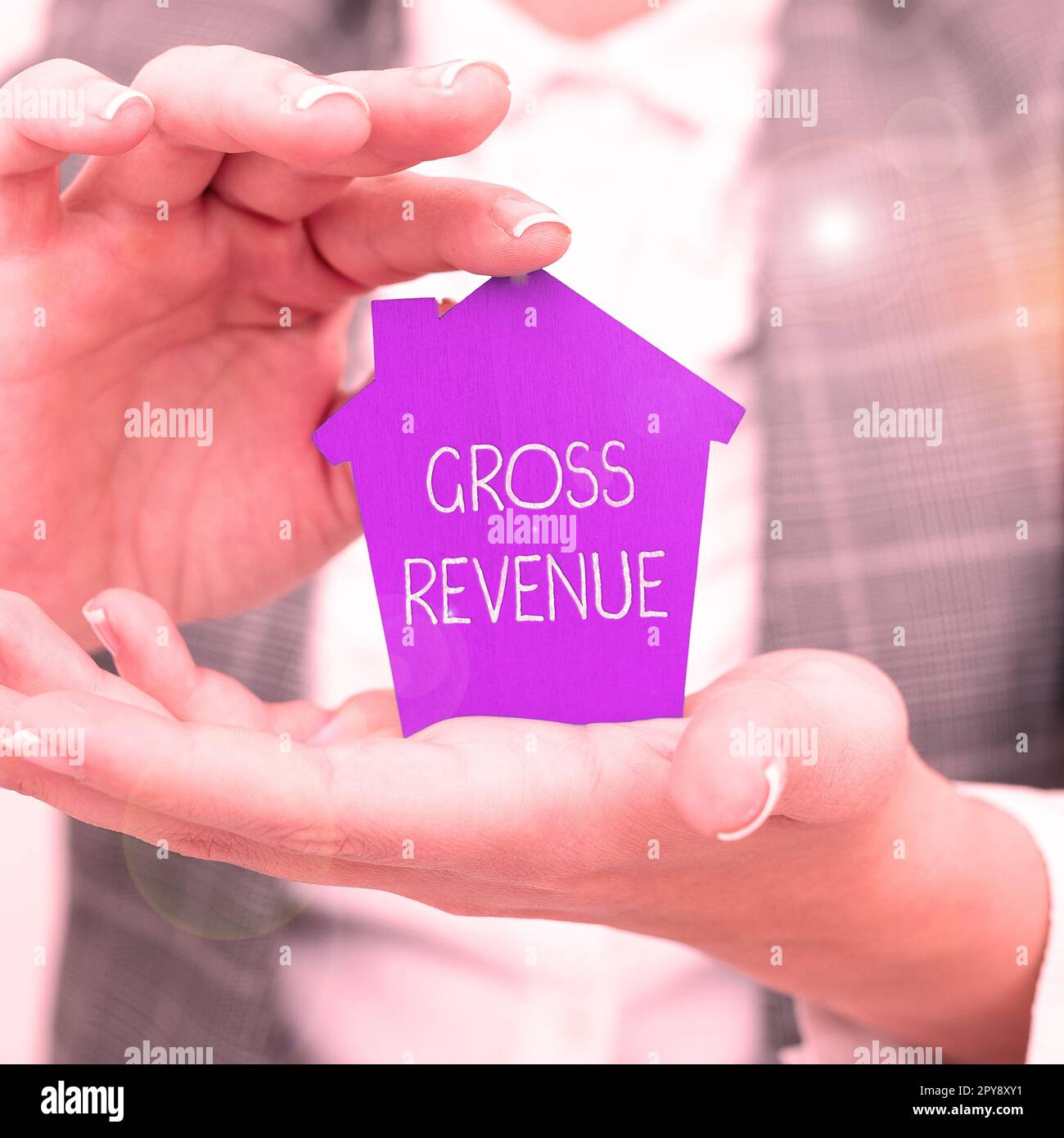 Testo scritto a mano fatturato lordo. Parola scritta sul valore totale di tutto ciò che viene prodotto nel paese Foto Stock