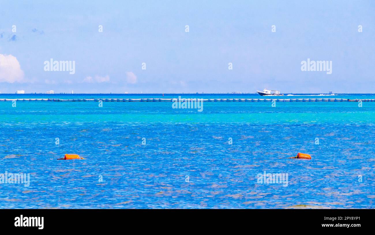 Barche, yacht, molo e spiaggia a Playa del Carmen, Messico. Foto Stock