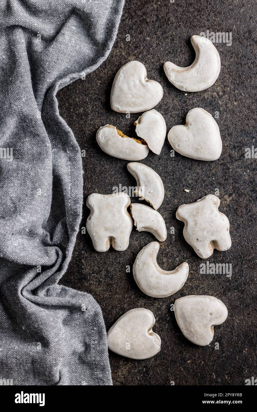 Biscotti al pan di zenzero con glassa di zucchero sul tavolo nero. Vista dall'alto. Foto Stock