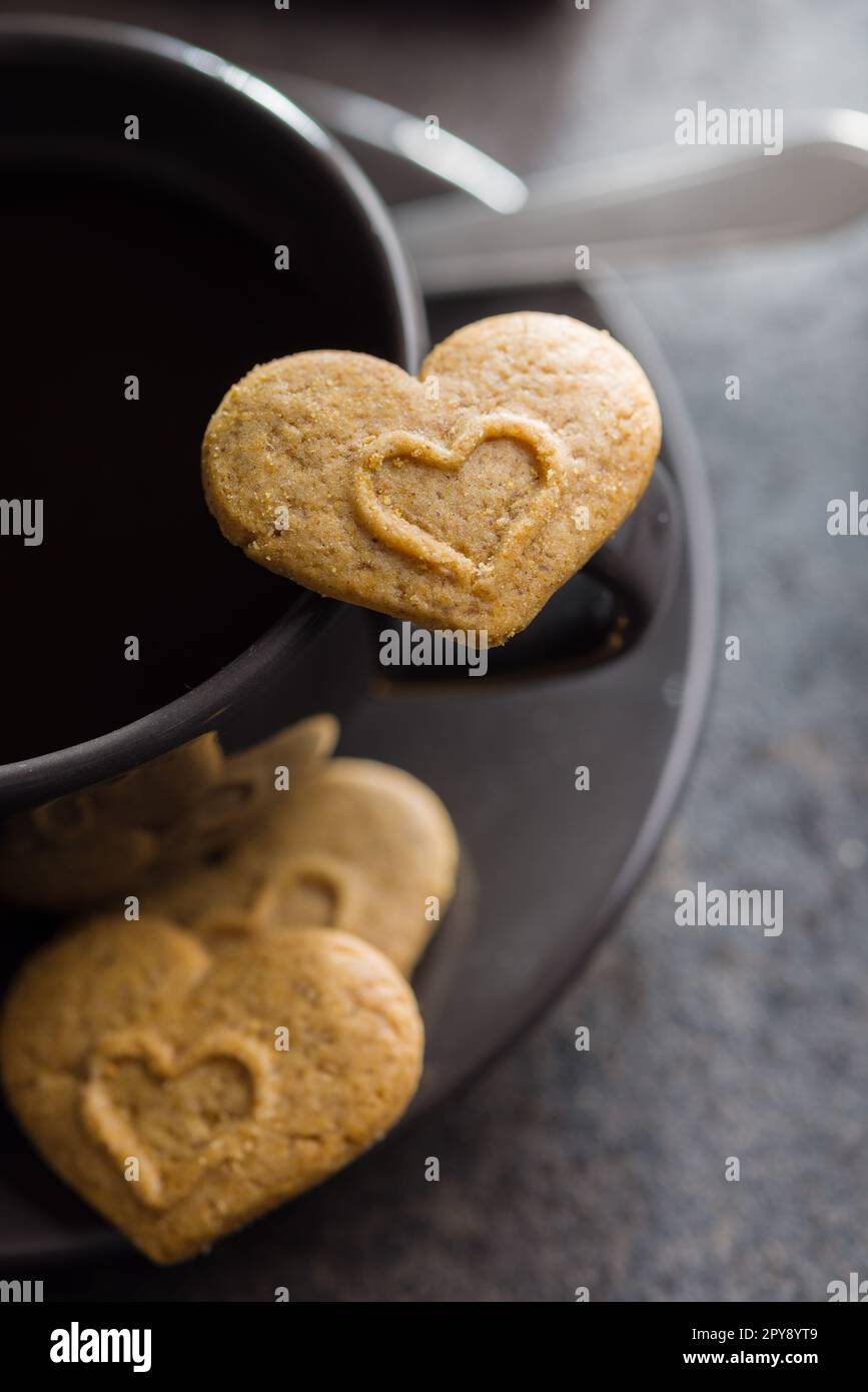 Cuori dolci di pan di zenzero e tazza di caffè. Foto Stock