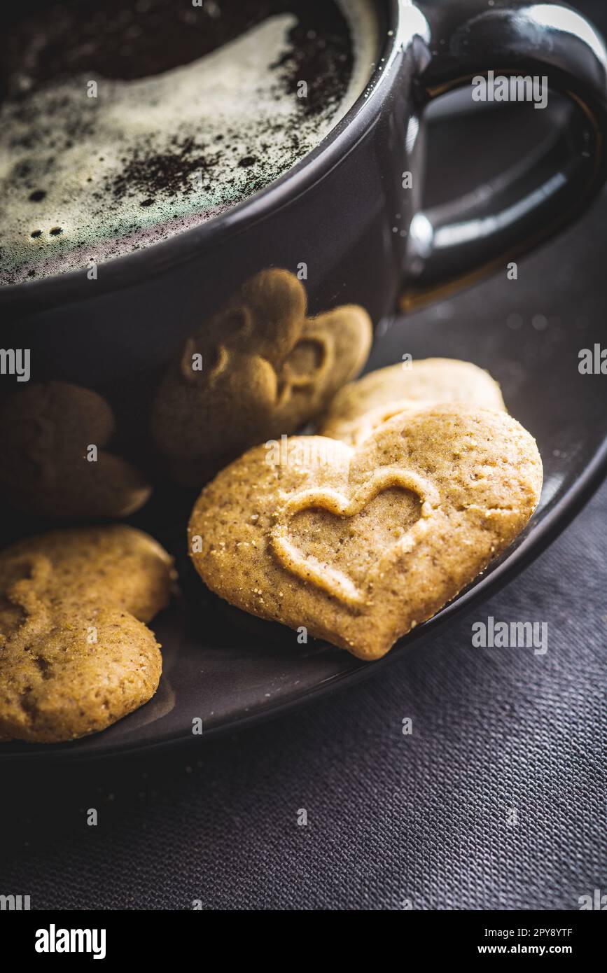 Cuori dolci di pan di zenzero e tazza di caffè. Foto Stock