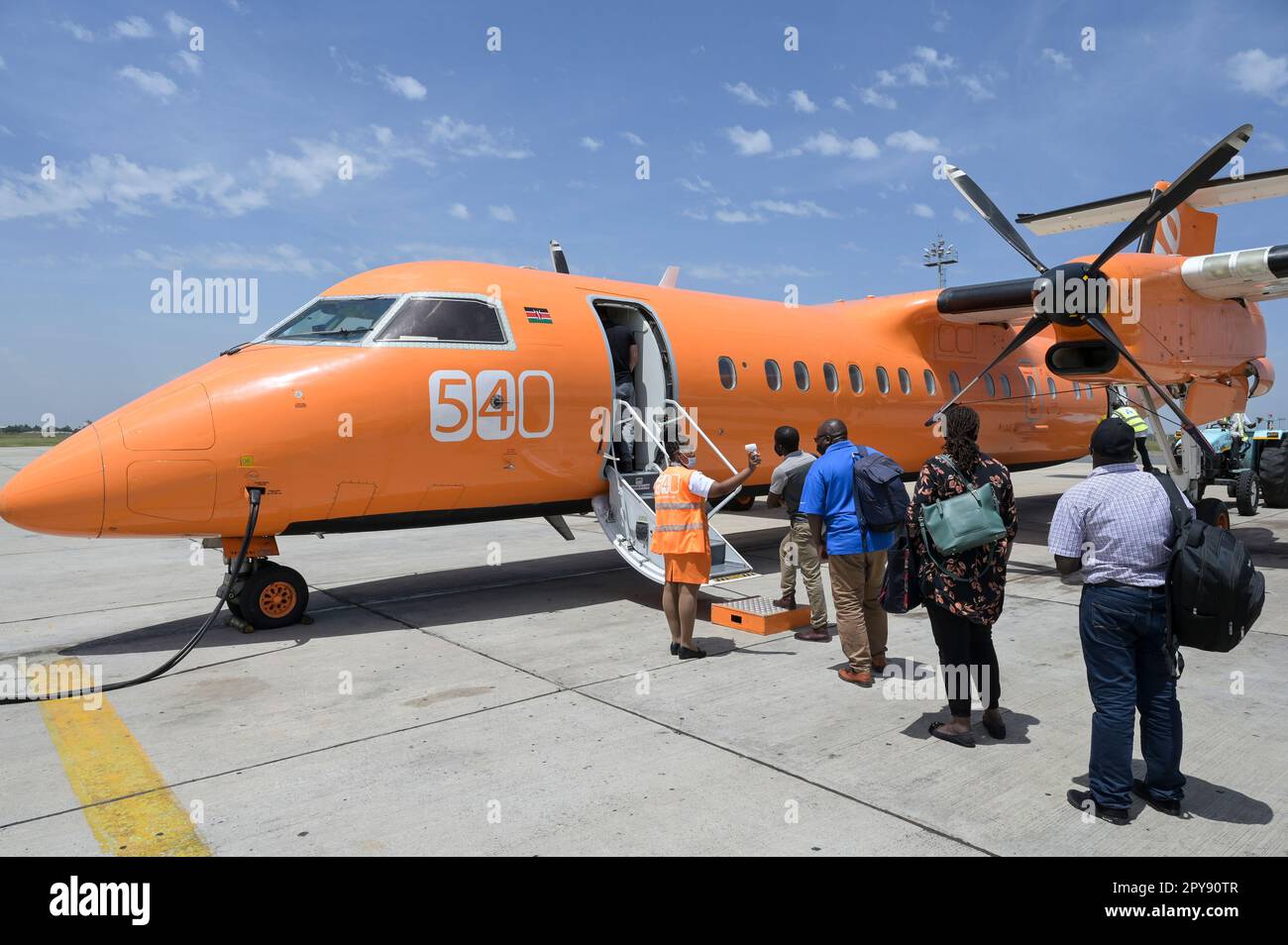 KENYA, Nairobi, JKIA Kenyatta aeroporto, volo nazionale fly540 , Corona pandemic, controllo della temperatura per passeggeri / KENIA, Nairobi, Inlandsfang mit fly540 , Corona Pandemie, Fiebermessung fuer Passagiere Foto Stock