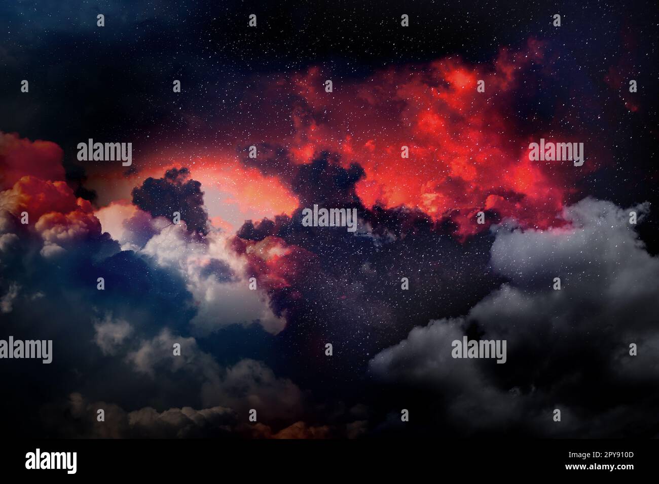 Bella vista del cielo notturno con le nuvole e le stelle Foto Stock