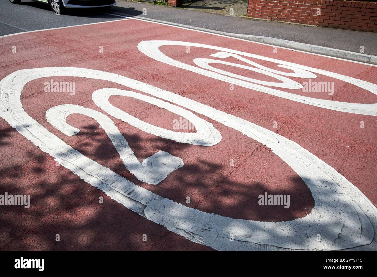 20 miglia all'ora dipinte su strada in case estate sud belfast irlanda del nord regno unito Foto Stock