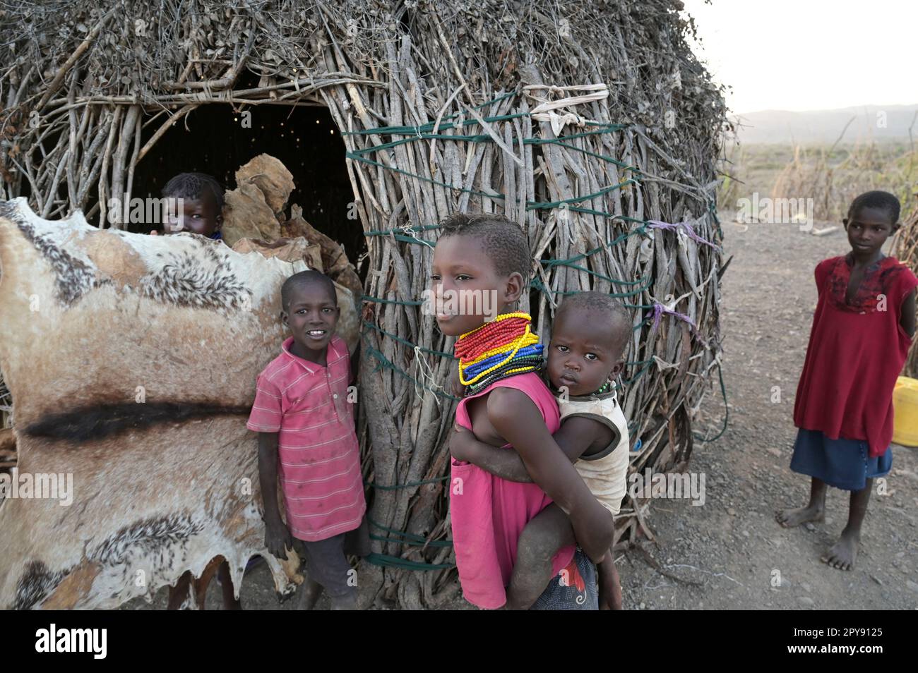 KENYA, Turkana, villaggio Nariokotome, tribù Turkana, villaggio pastore, bambini con pelliccia di capra, sono utilizzati come pelo per dormire Foto Stock