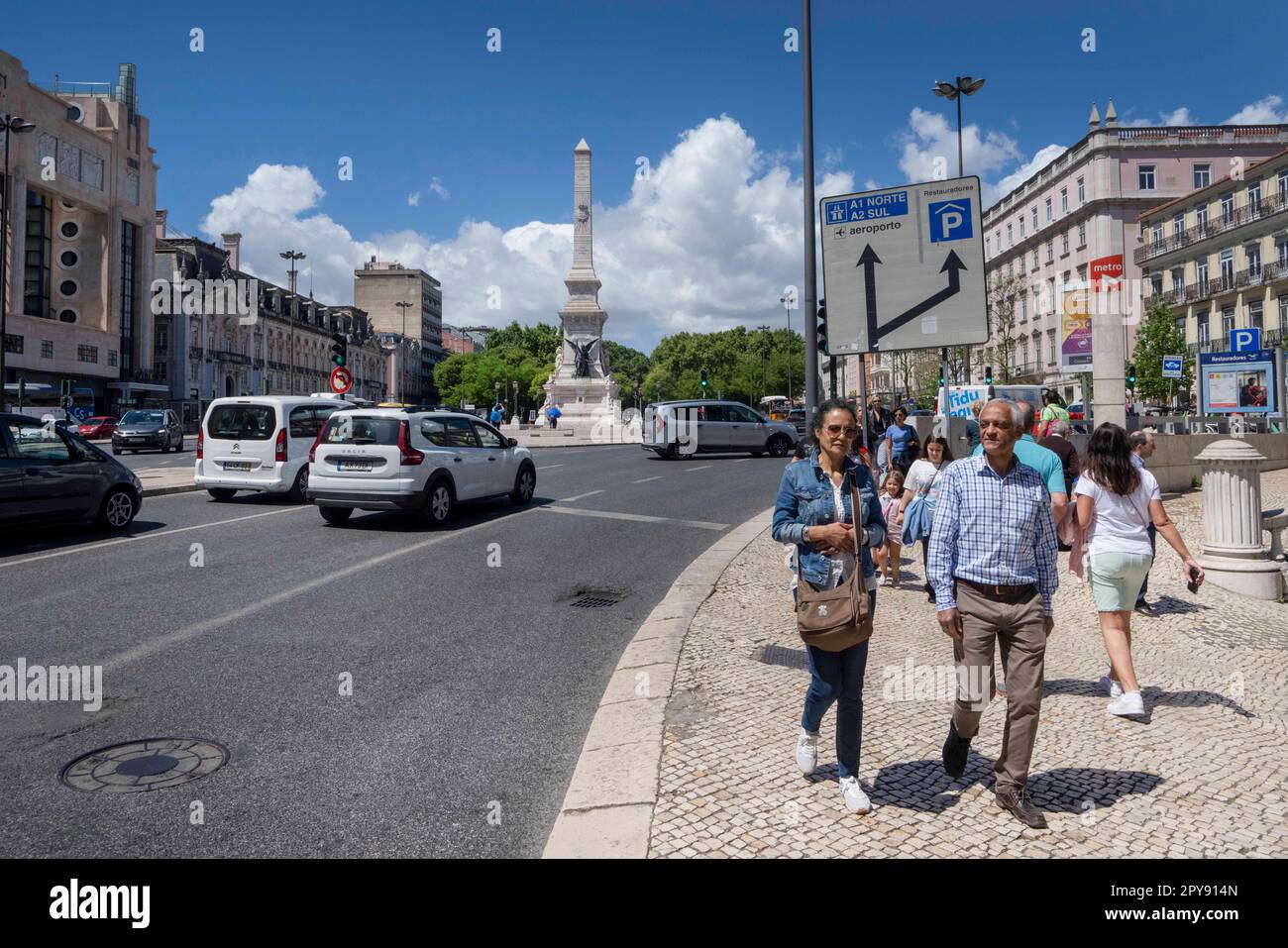 Le persone sono viste a piedi vicino al monumento di piazza Restuaradores, Lisbona (foto di Jorge Castellanos / SOPA Images/Sipa USA) Foto Stock