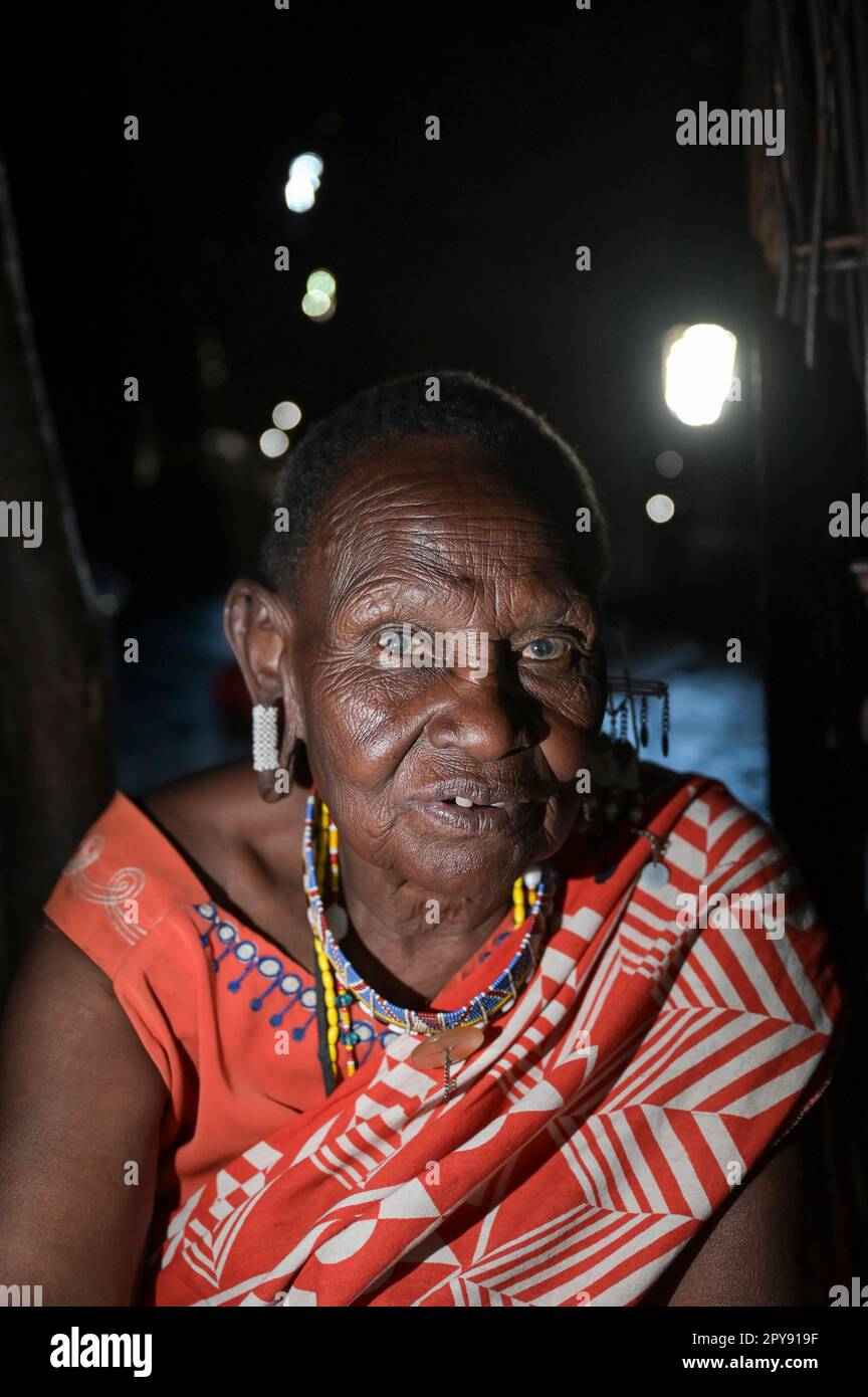 KENYA, Kajiado, villaggi di Massai vicino a Town Mile 46, pratica pastorale della tribù di Massai FGM, mutilazioni genitali femminili, la vecchia donna circonciser nella sua capanna, faccia impressionante Foto Stock