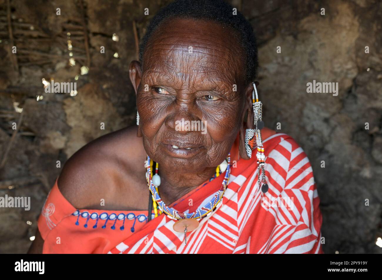 KENYA, Kajiado, villaggi di Massai vicino a Town Mile 46, pratica pastorale della tribù di Massai FGM, mutilazioni genitali femminili, la vecchia donna circonciser nella sua capanna, faccia impressionante Foto Stock