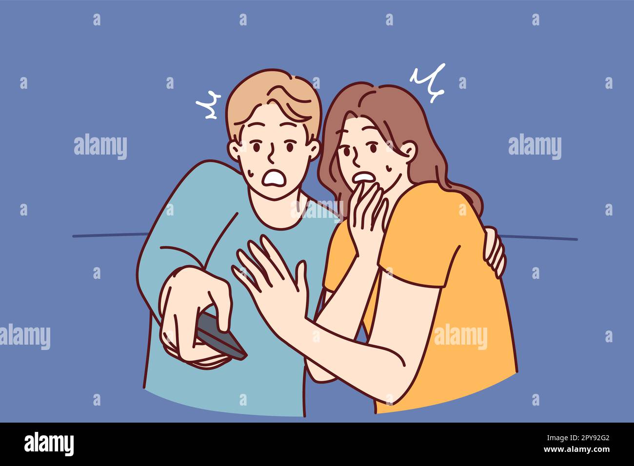 L'uomo e la donna spaventati con telecomando TV sono sconvolti dopo aver guardato film spaventosi con omicidi o mostri. Coppia scioccata si spaventa mentre watc Foto Stock