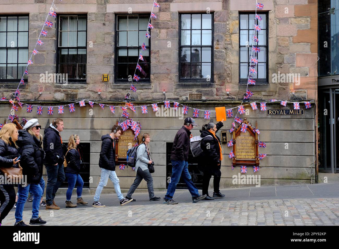 Edimburgo, Scozia, Regno Unito. 3rd maggio 2023. Preparativi per l'incoronazione di Re Carlo III sabato 6th maggio 2023, presso l'Abbazia di Westminster in pieno svolgimento lungo il Royal Mile. Guida turistica con gruppo. Credit: Craig Brown/Alamy Live News Foto Stock