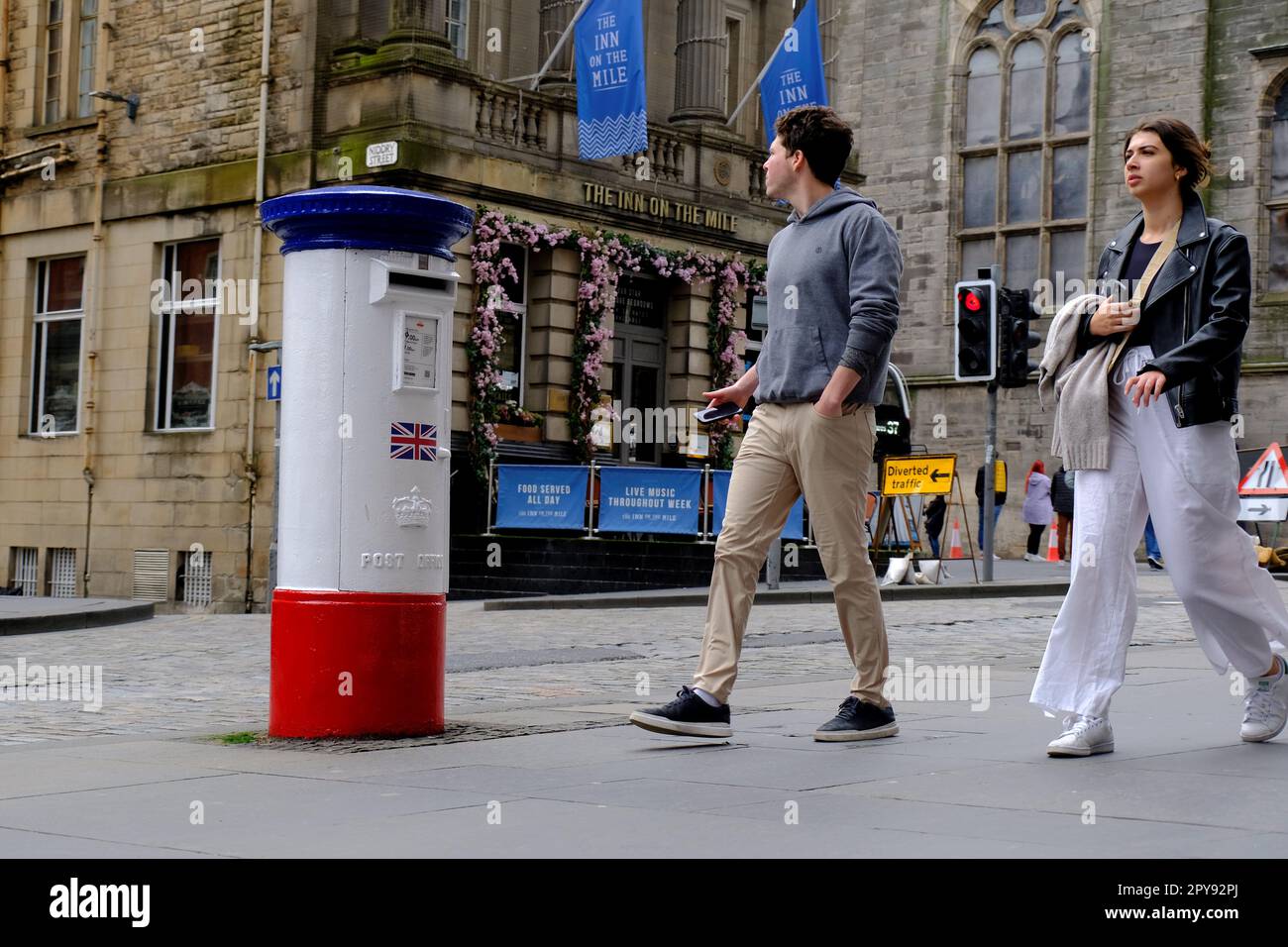 Edimburgo, Scozia, Regno Unito. 3rd maggio 2023. I preparativi per l'incoronazione di Re Carlo III sabato 6th maggio 2023 all'Abbazia di Westminster in pieno svolgimento lungo il Royal Mile. Postbox verniciato rosso bianco e blu. Credit: Craig Brown/Alamy Live News Foto Stock