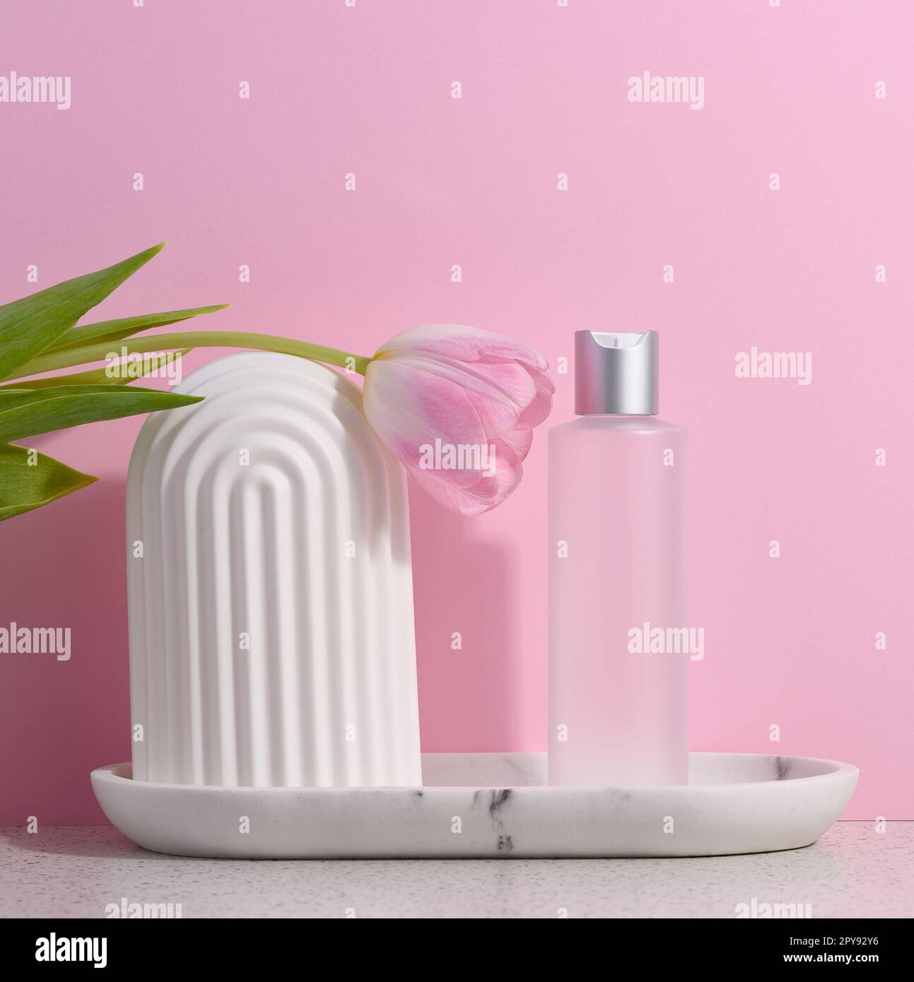 Bottiglia trasparente in plastica bianca per cosmetici liquidi su sfondo rosa Foto Stock