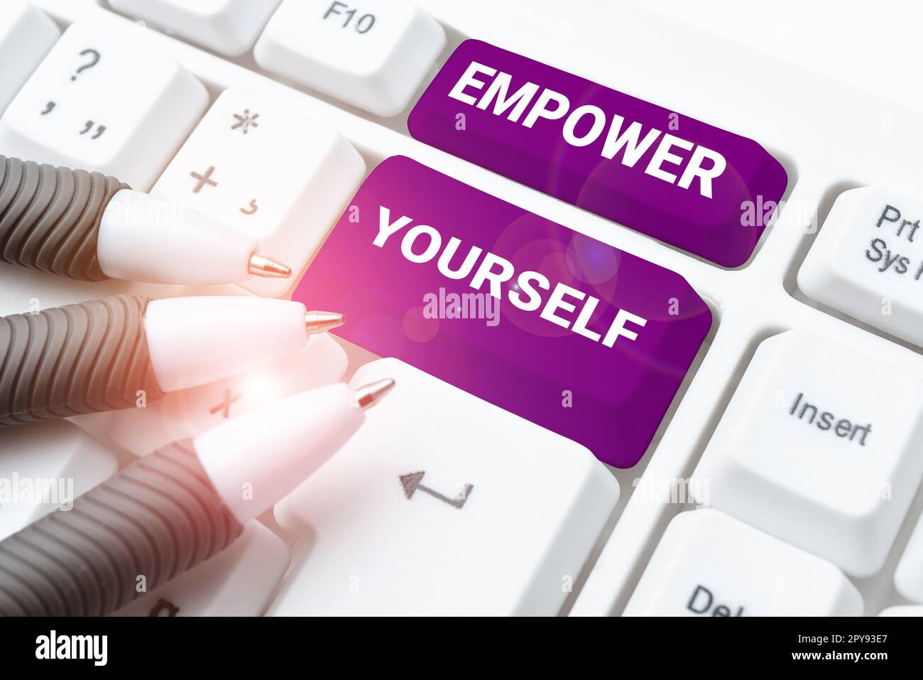 Testo che mostra ispirazione Empower Yourself. Concetto del Internet che prende il controllo delle scelte positive di regolazione degli obiettivi di vita Foto Stock