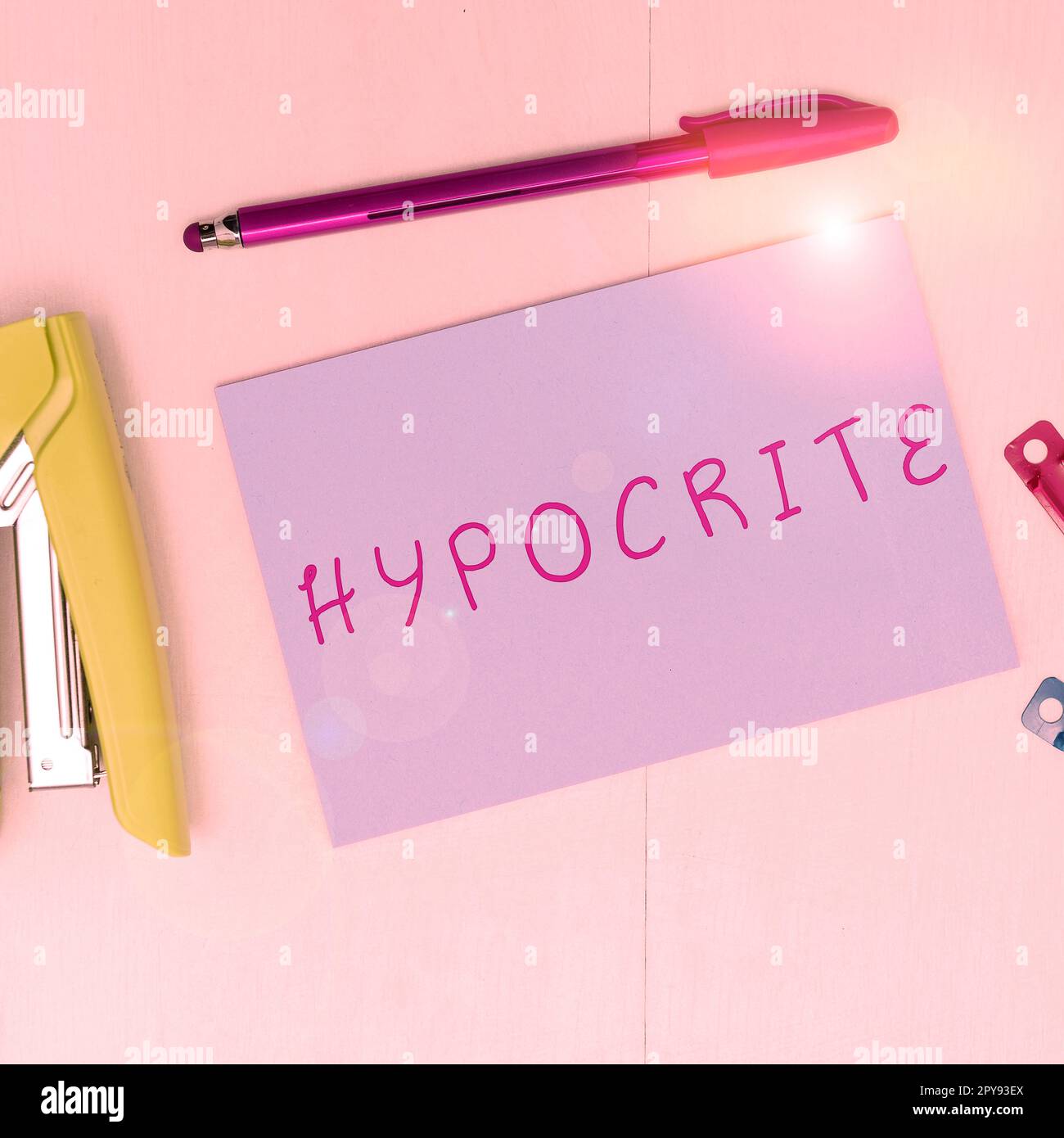 Scrittura con testo ipocrito. Parola per condizione medica in cui la pressione sanguigna è estremamente alta Foto Stock