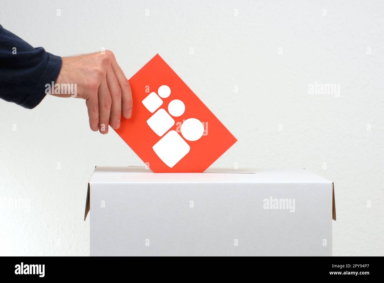 Votazioni - casella di voto e busta con l'icona dei candidati Foto Stock