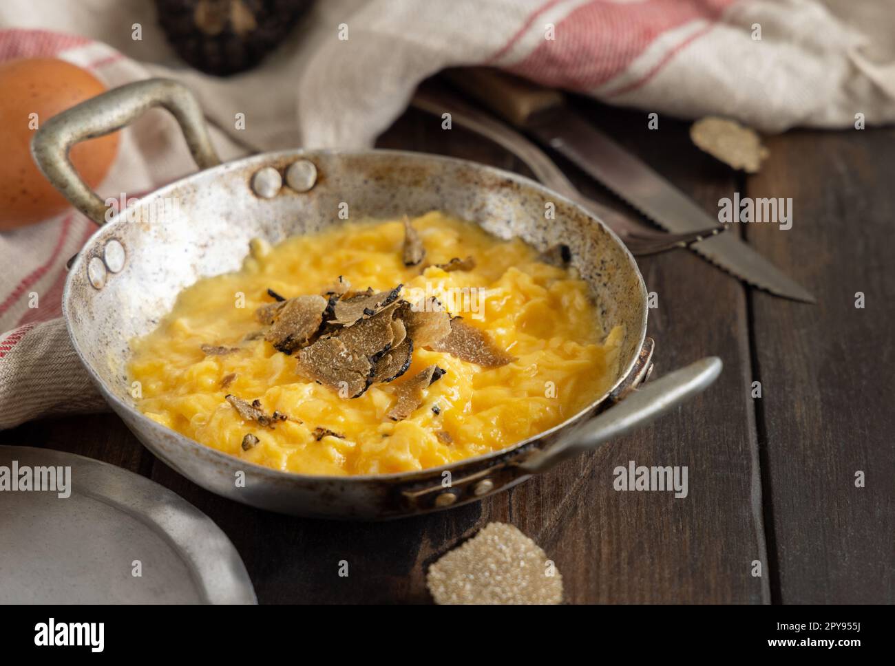 Uova strapazzate con tartufi neri freschi italiani serviti in padella, colazione da buongustai Foto Stock