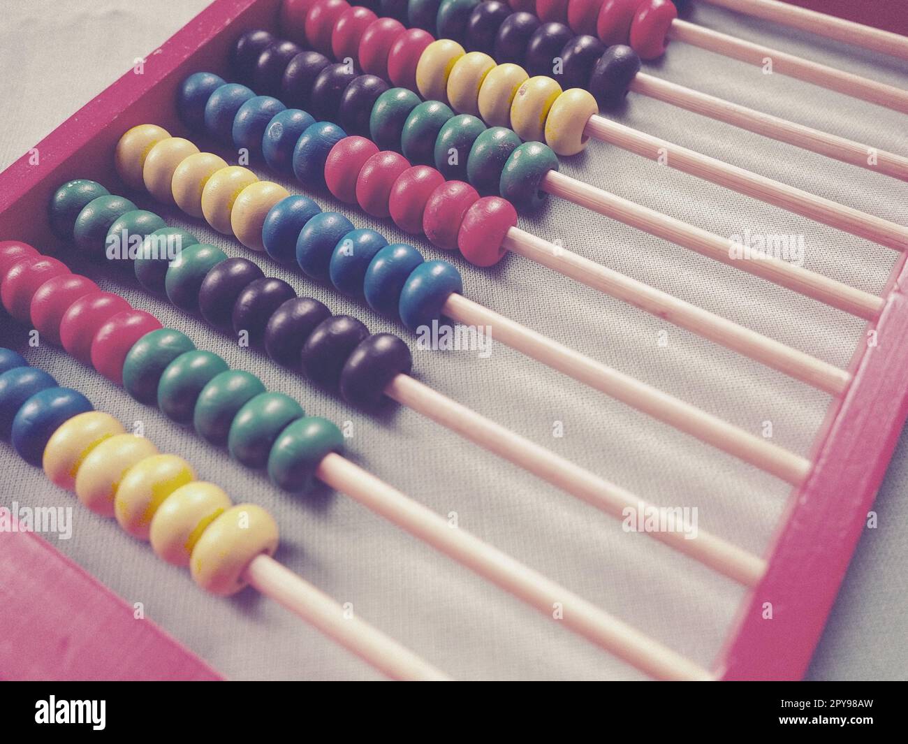 Concetto educativo - abaco con molte perle colorate. Dettagli rossi, blu, verdi, neri e gialli sull'abaco. Esercizi matematici. Programma scolastico Foto Stock