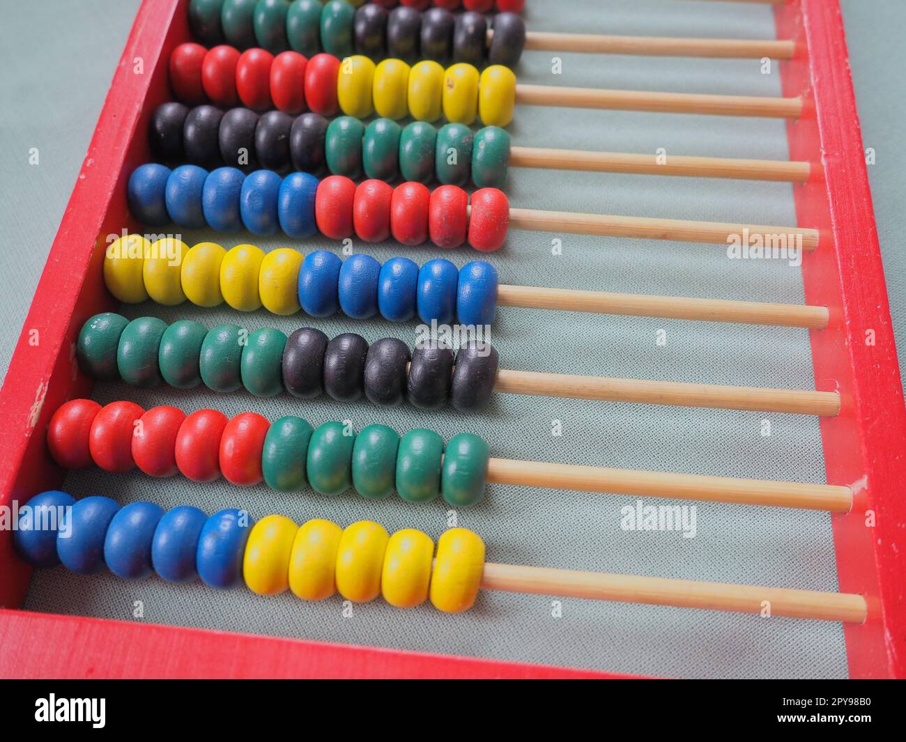 Concetto educativo - abaco con molte perle colorate. Dettagli rossi, blu, verdi, neri e gialli sull'abaco. Esercizi matematici. Programma scolastico Foto Stock