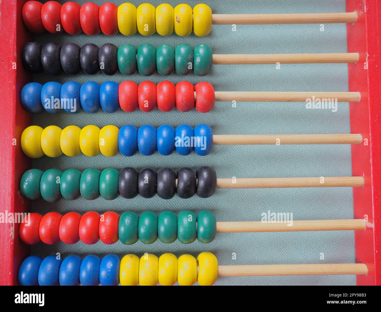 Concetto educativo - abaco con molte perle colorate. Dettagli rossi, blu, verdi, neri e gialli sull'abaco. Esercizi matematici. Programma scolastico Foto Stock