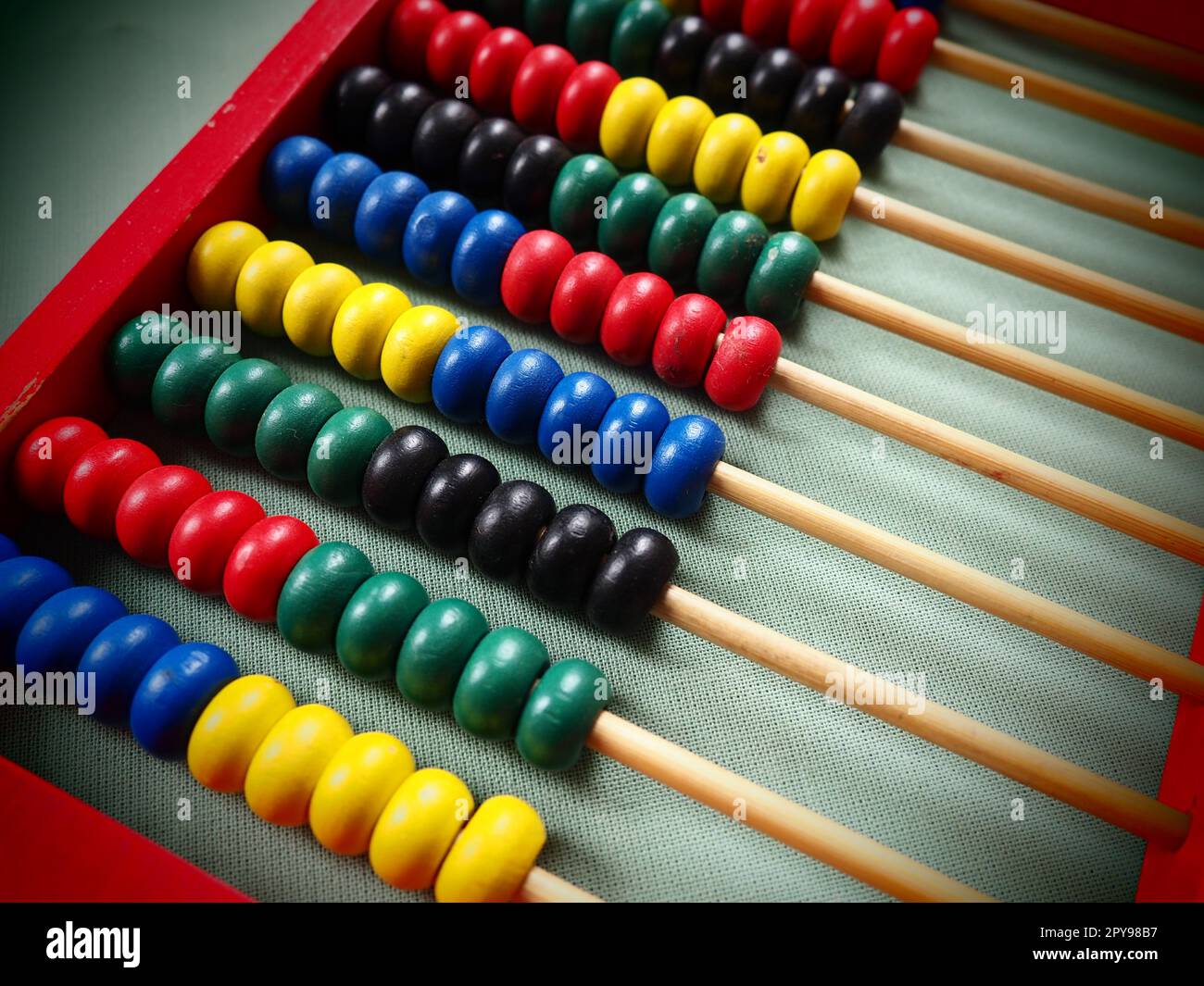 Concetto educativo - abaco con molte perle colorate. Dettagli rossi, blu, verdi, neri e gialli sull'abaco. Esercizi matematici. Programma scolastico Foto Stock