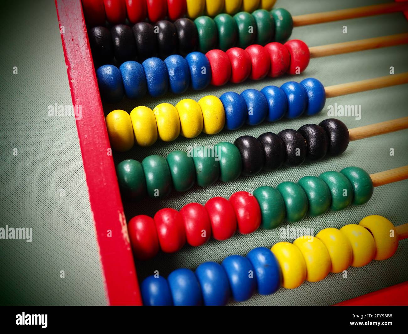 Concetto educativo - abaco con molte perle colorate. Dettagli rossi, blu, verdi, neri e gialli sull'abaco. Esercizi matematici. Programma scolastico Foto Stock