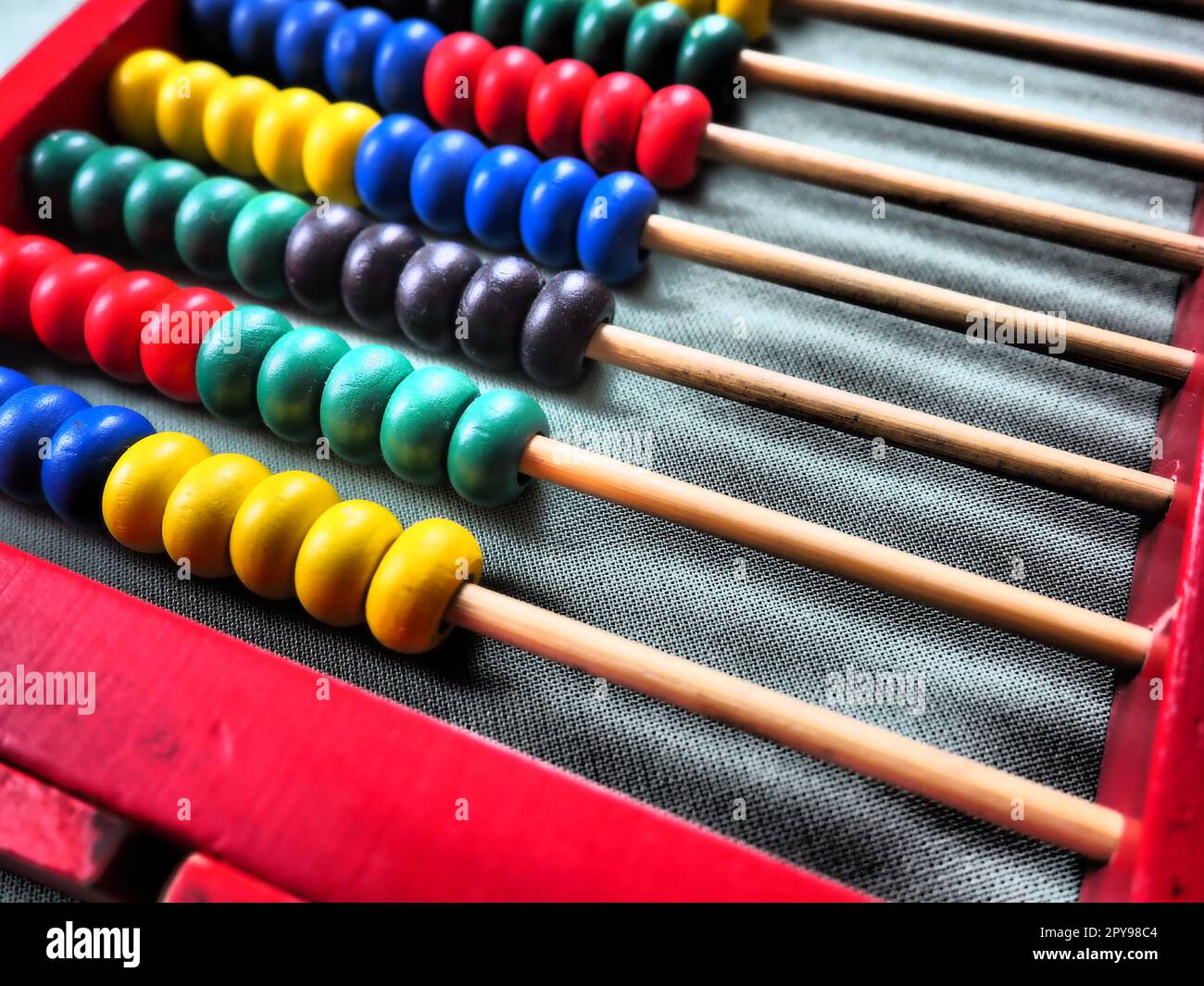 Concetto educativo - abaco con molte perle colorate. Dettagli rossi, blu, verdi, neri e gialli sull'abaco. Esercizi matematici. Programma scolastico Foto Stock