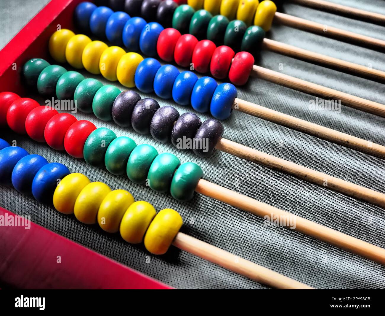 Concetto educativo - abaco con molte perle colorate. Dettagli rossi, blu, verdi, neri e gialli sull'abaco. Esercizi matematici. Programma scolastico Foto Stock