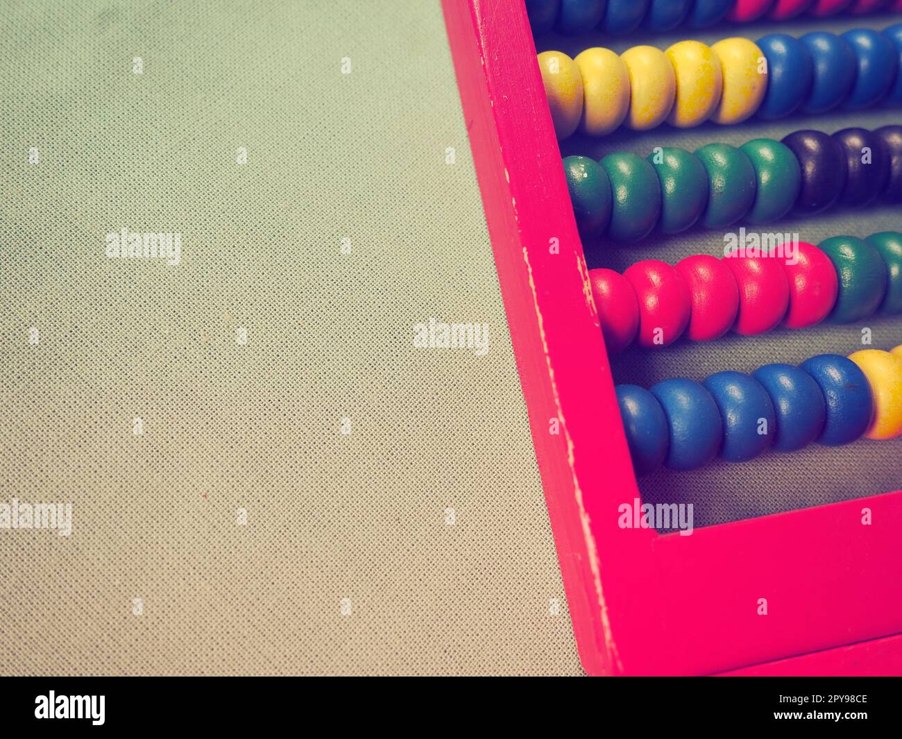 Concetto educativo - abaco con molte perle colorate. Dettagli rossi, blu, verdi, neri e gialli sull'abaco. Esercizi matematici. Programma scolastico Foto Stock