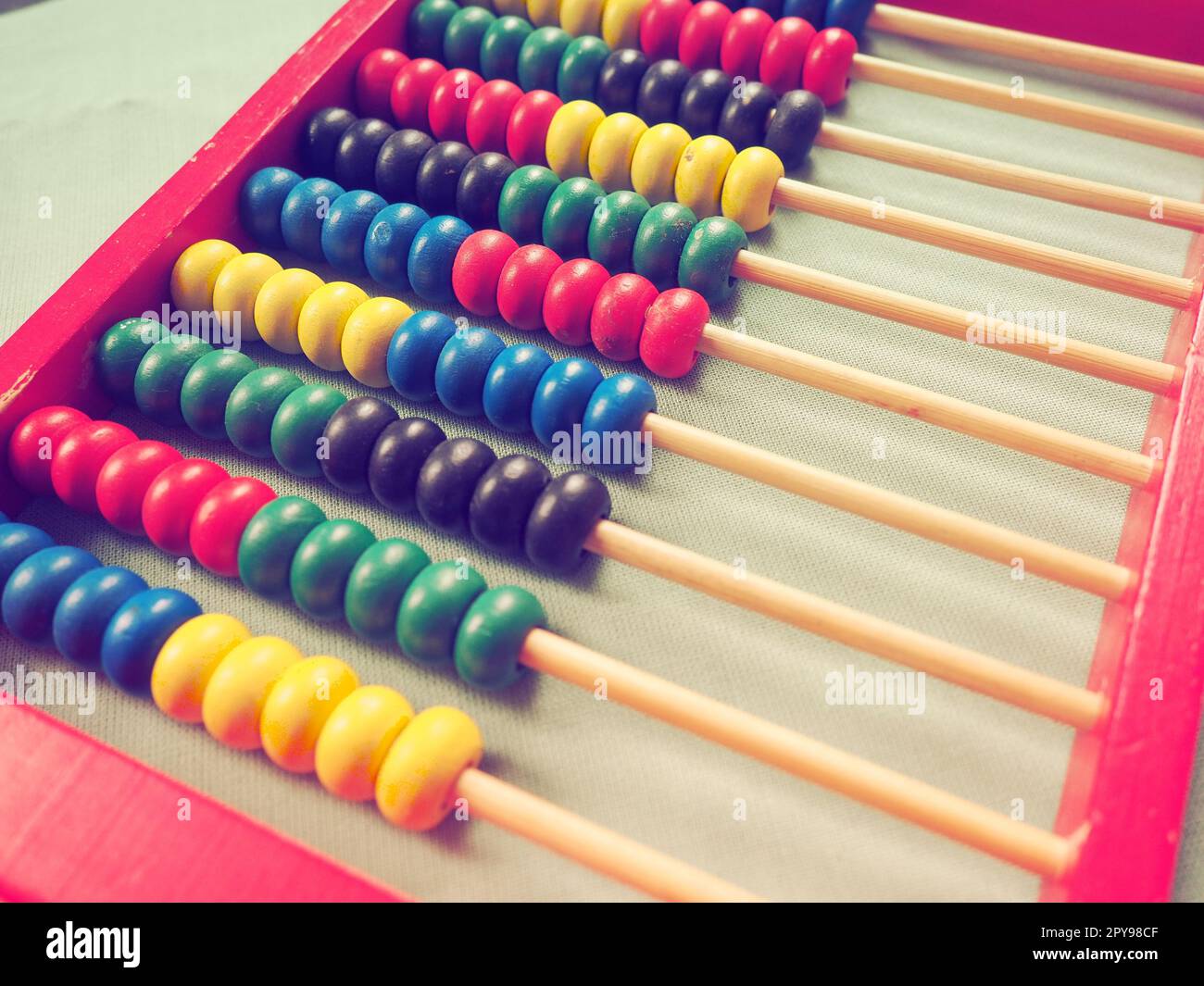 Concetto educativo - abaco con molte perle colorate. Dettagli rossi, blu, verdi, neri e gialli sull'abaco. Esercizi matematici. Programma scolastico Foto Stock