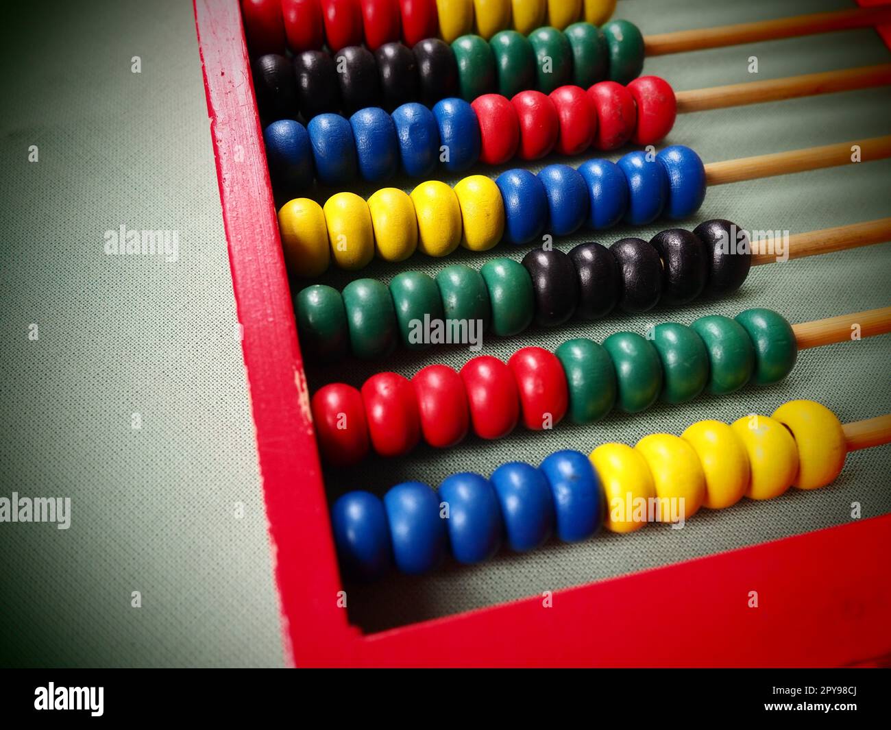 Concetto educativo - abaco con molte perle colorate. Dettagli rossi, blu, verdi, neri e gialli sull'abaco. Esercizi matematici. Programma scolastico Foto Stock