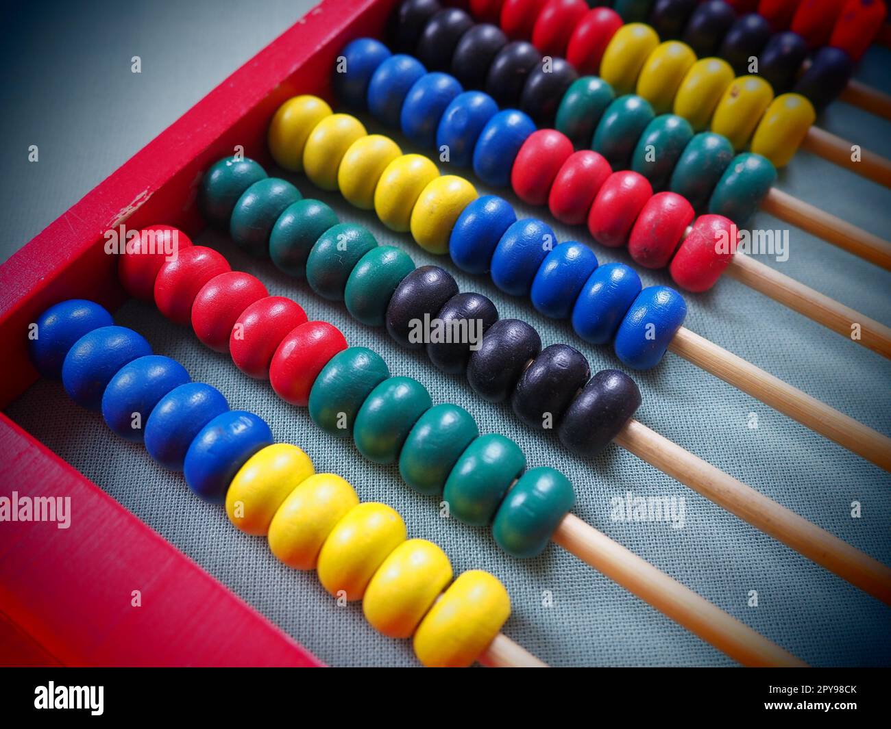 Concetto educativo - abaco con molte perle colorate. Dettagli rossi, blu, verdi, neri e gialli sull'abaco. Esercizi matematici. Programma scolastico Foto Stock